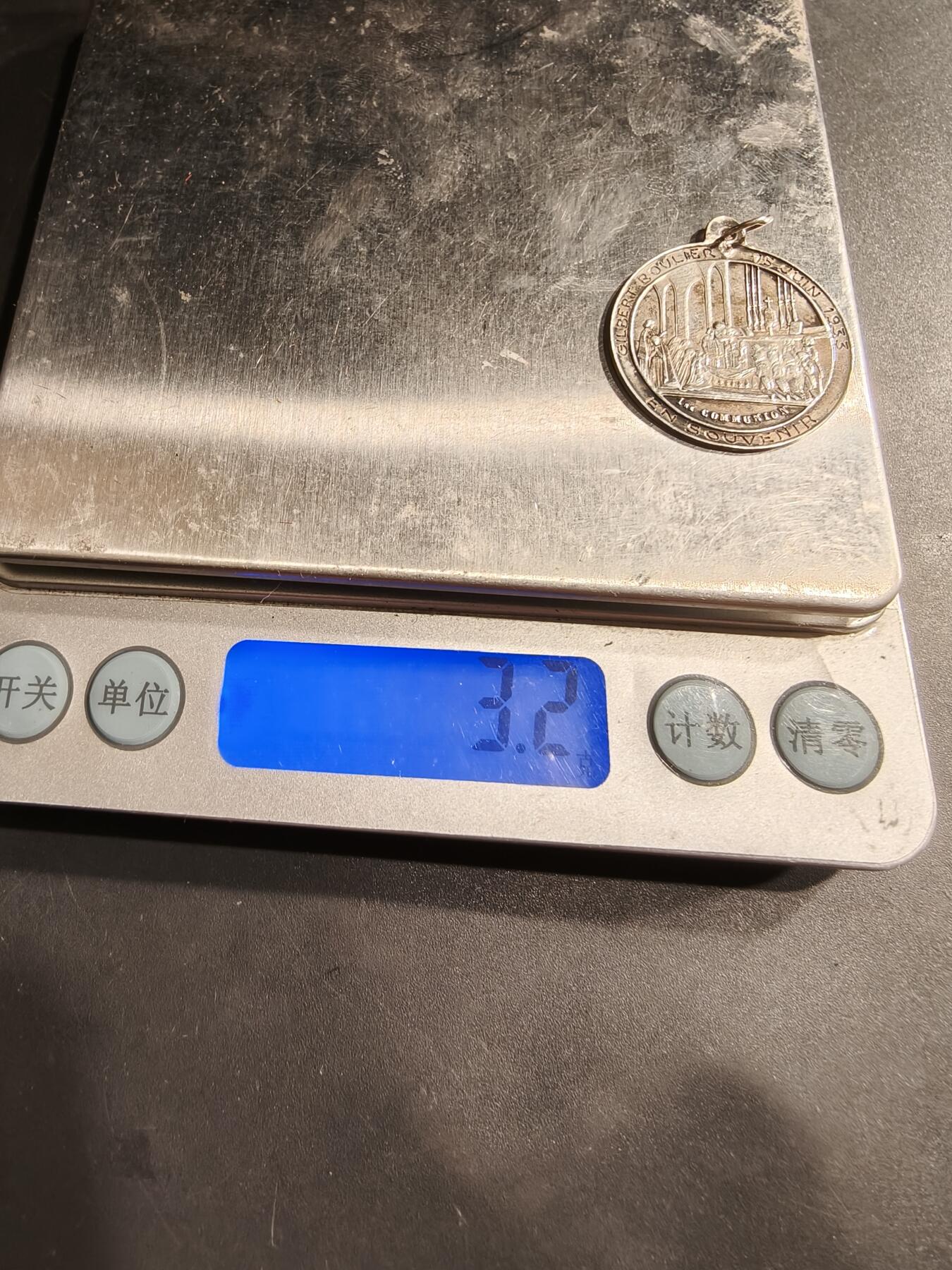 老王徽章第184期 法国初领圣体纪念章     螃蟹银标    直径27mm    重量3.2g