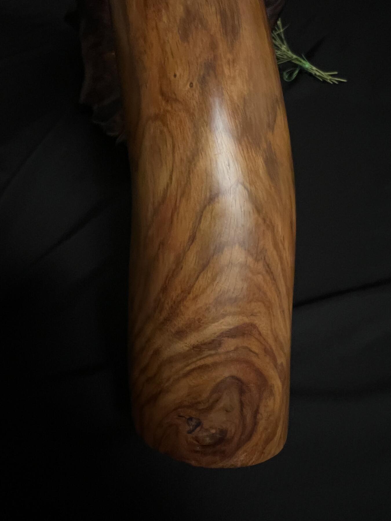 零元拍：NO.3终于在节前收到这批送出去加工的海南黄花梨随型把玩棍横财，这也许就是玩木头的乐趣吧，每一个花纹都独一无二，是自然与匠心的完美邂逅。 它保留了木材最本真的曲线，每一处起伏都像是时光在木头上留下的指纹。尺寸：405/65/35MM