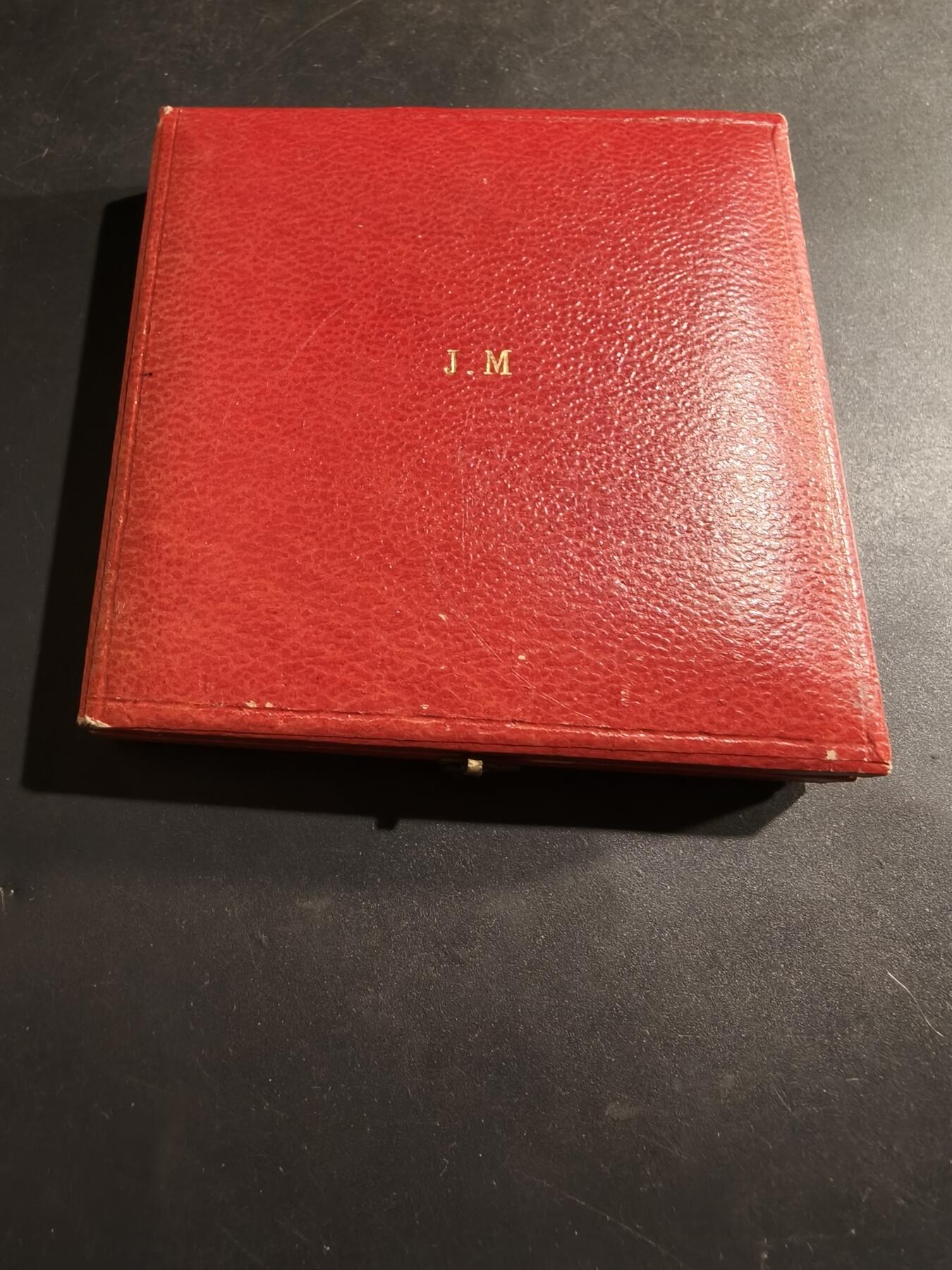 老王徽章第184期 法国帕朗普尔镇镀银大铜章     原盒     直径64mm    重量155.2g