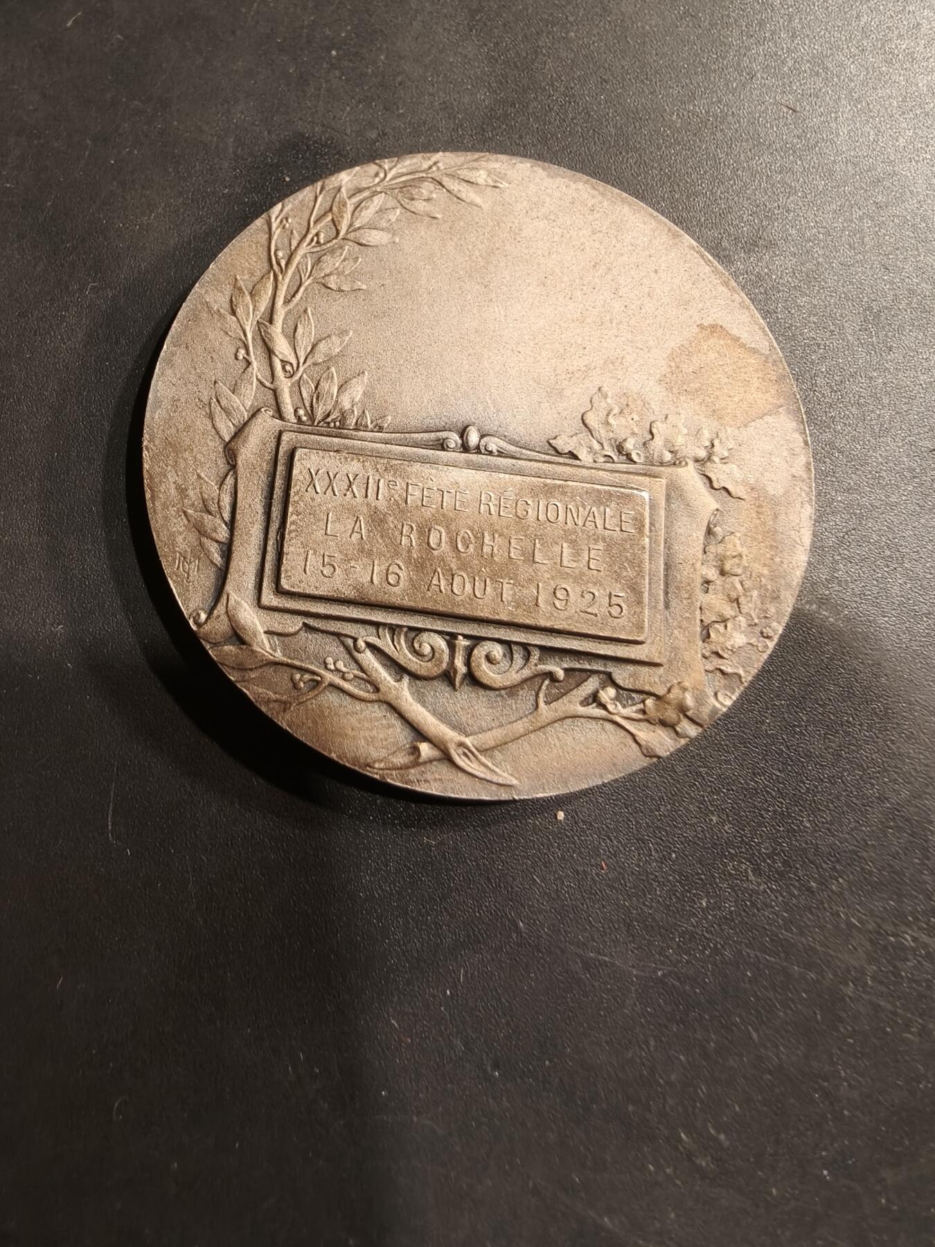 老王徽章第184期 法国1925年第32届拉罗谢尔地区节日镀银大铜章    原盒     直径46mm     重量43