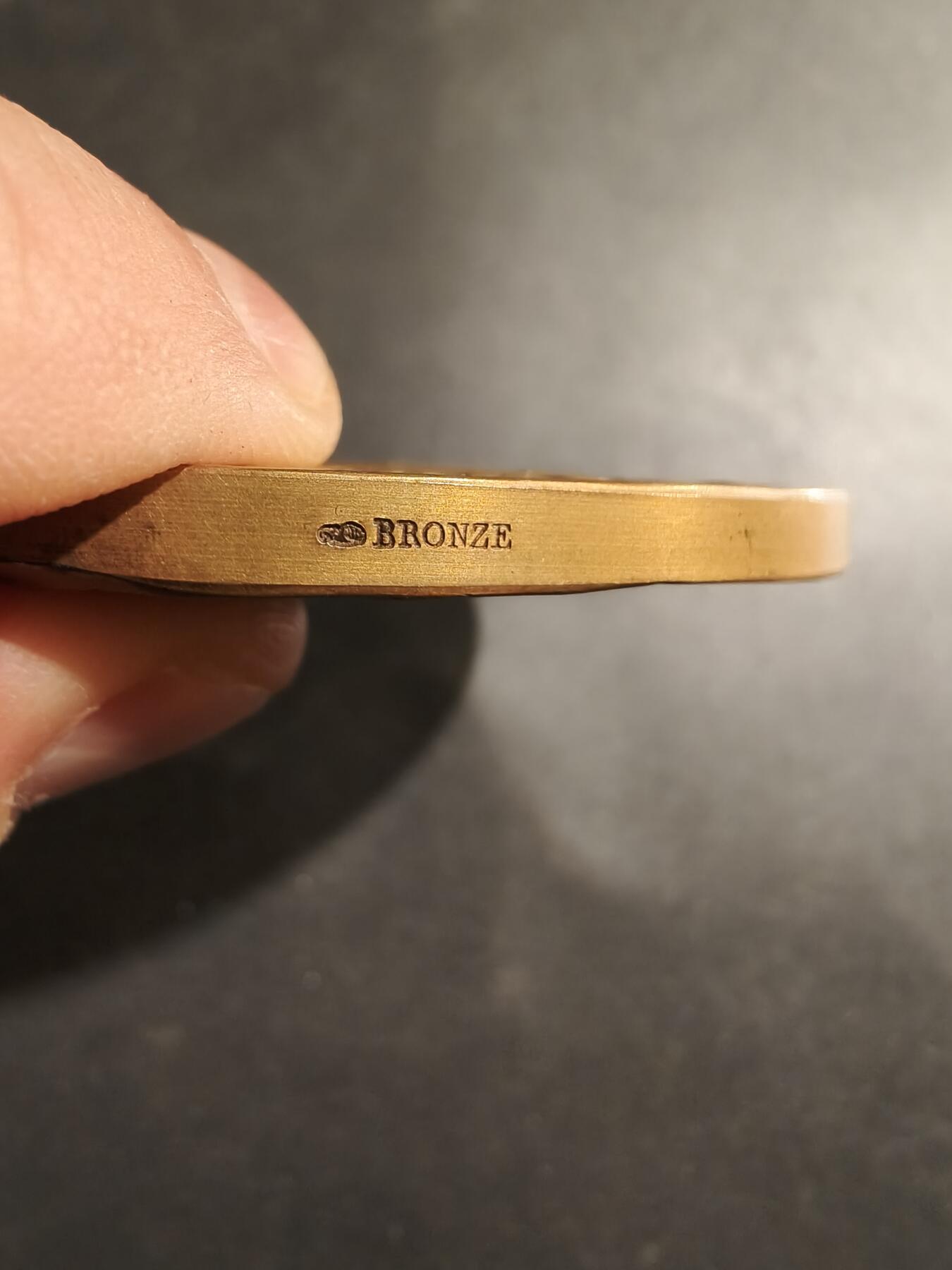 老王徽章第184期 法国里昂信贷银行镀金大铜章    大师皮列作品    带原盒     直径80mm     重量223.6g