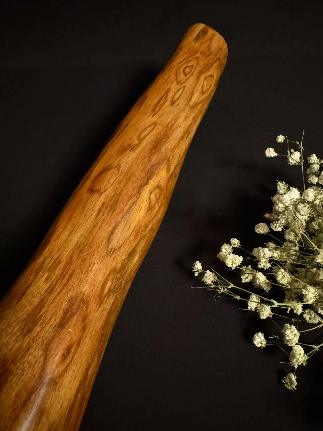 零元拍：NO.3终于在节前收到这批送出去加工的海南黄花梨随型把玩棍横财，这也许就是玩木头的乐趣吧，每一个花纹都独一无二，是自然与匠心的完美邂逅。 它保留了木材最本真的曲线，每一处起伏都像是时光在木头上留下的指纹。尺寸：405/65/35MM