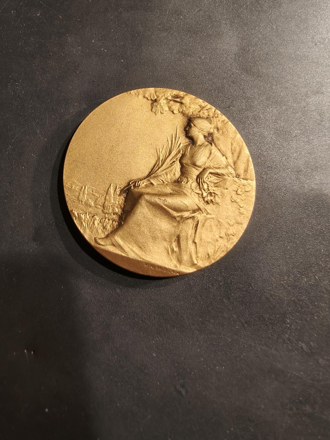 老王徽章第184期 法国1925年第32届拉罗谢尔地区节日镀金大铜章    原盒     勒内鲍迪雄作品     直径46mm     重量42.1g