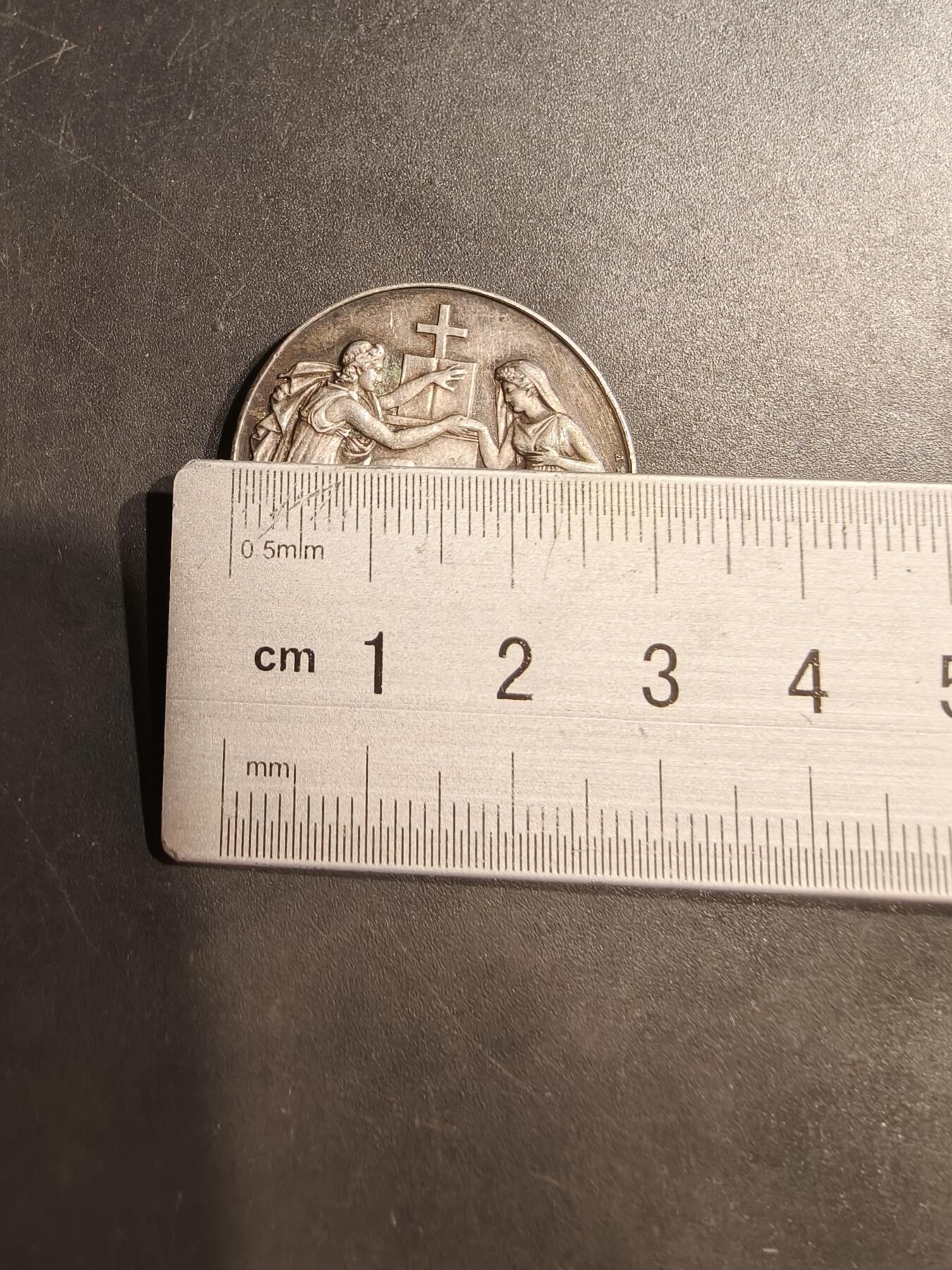 老王徽章第184期 法国婚章    950银    1899年结婚带边铭背铭    直径29mm    重量14.2g