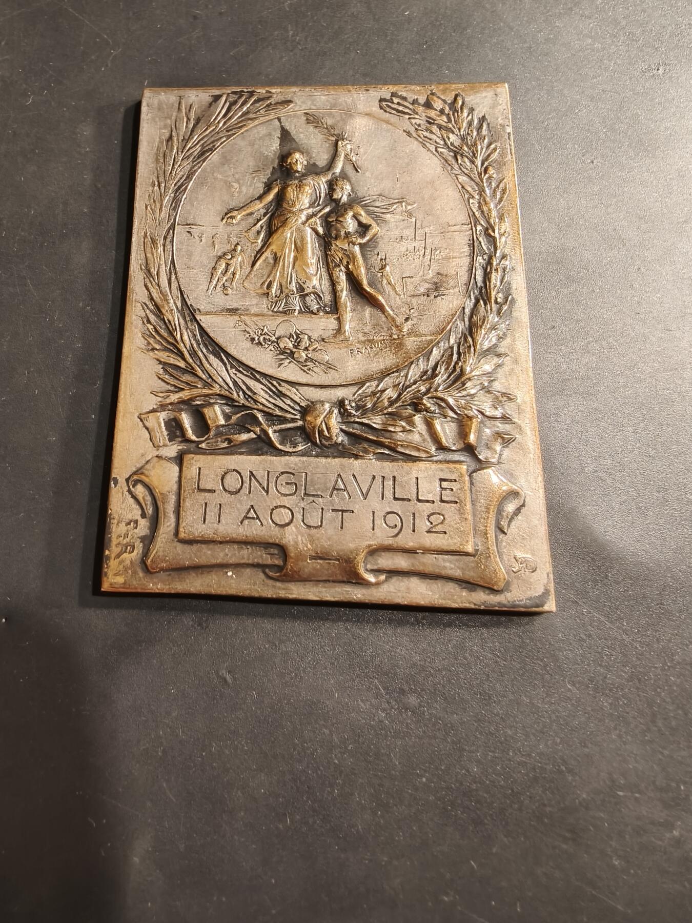 老王徽章第184期 法国隆拉威尔市方形大铜章     大师Rasumny作品     尺寸82×60mm     重量132.5g