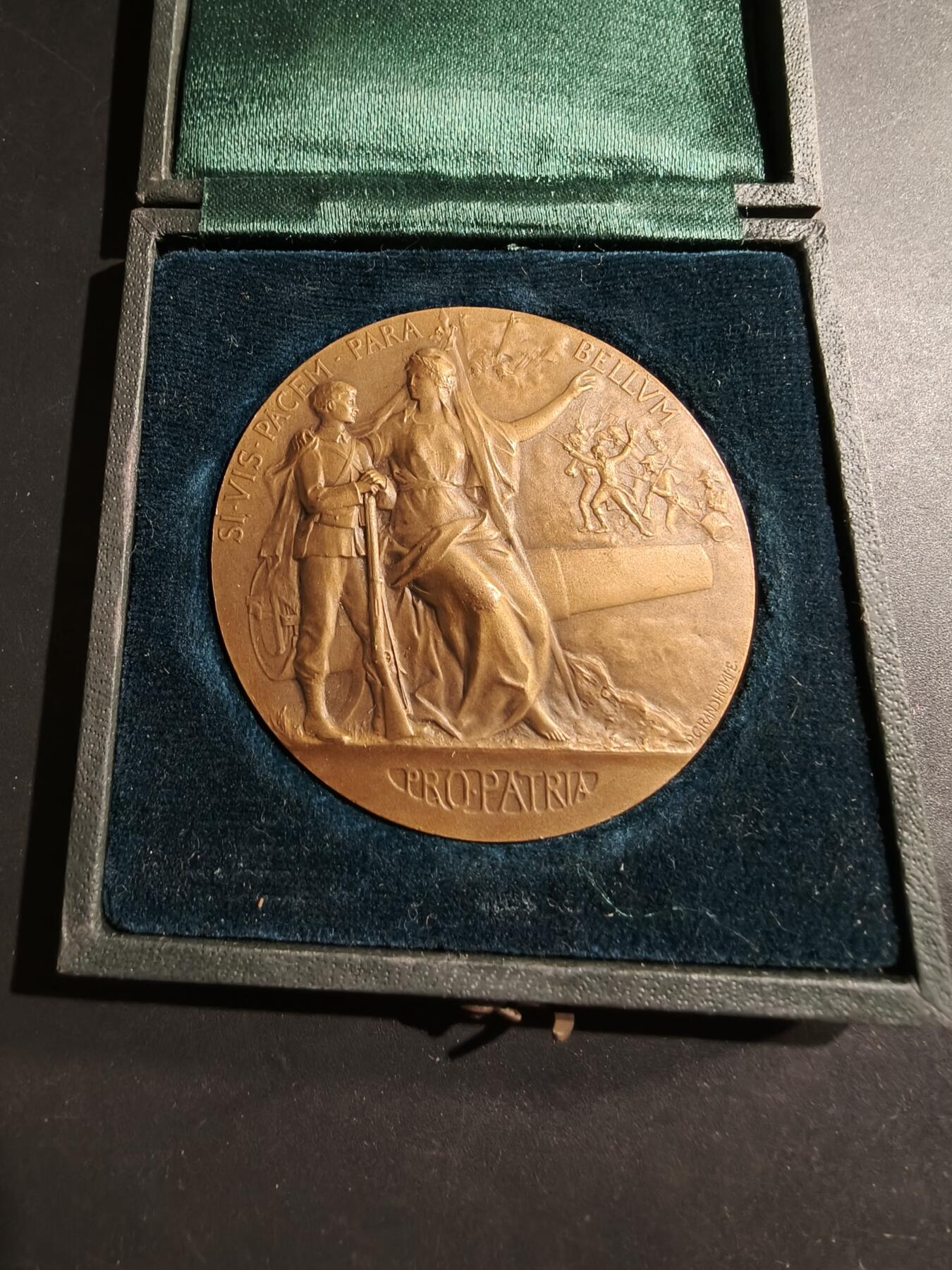 老王徽章第184期 法国战争部战争准备大铜章     原盒     直径50mm    重量63.7g