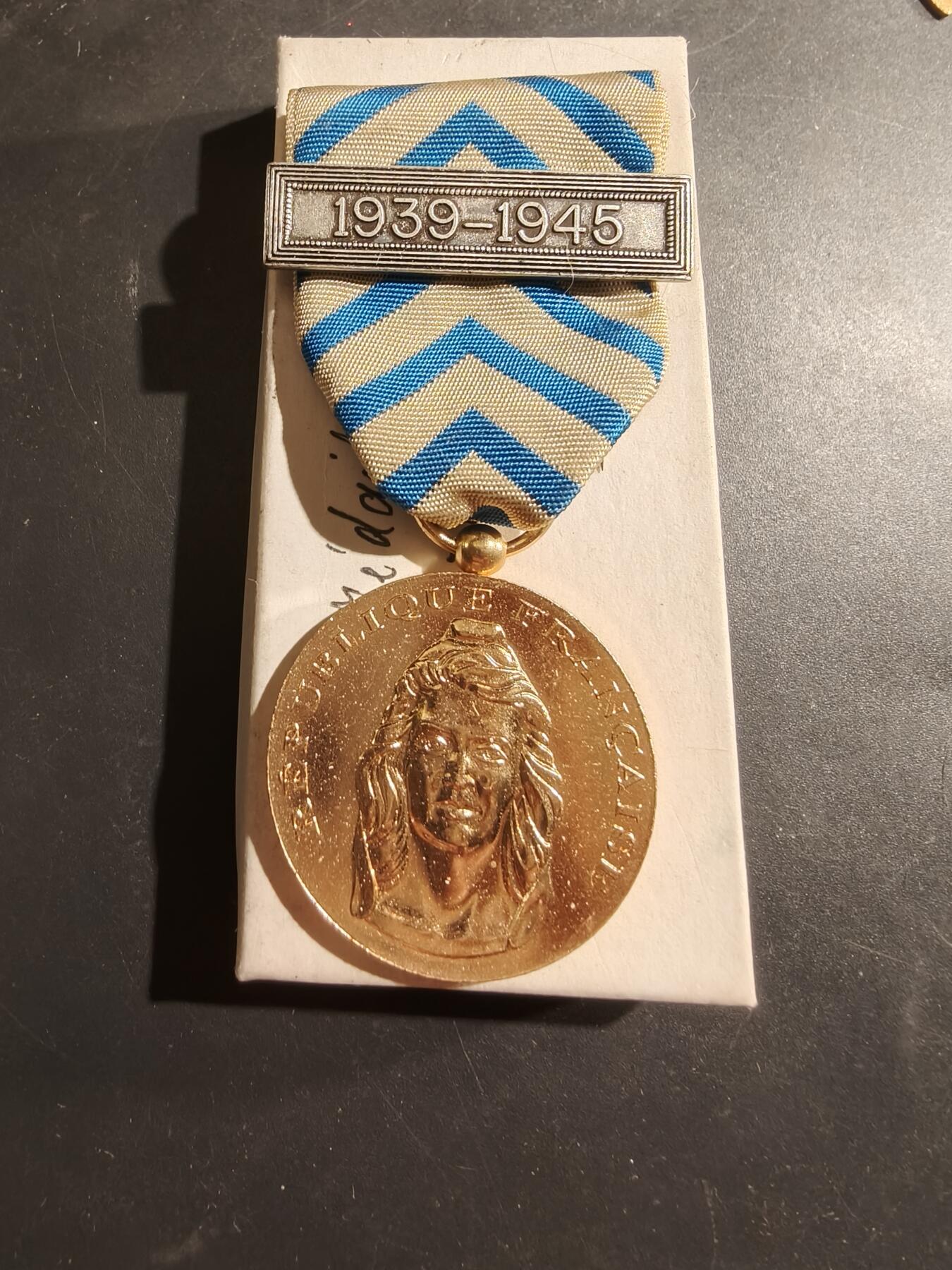 老王徽章第184期 法国老兵国家感恩奖章   二战勋条    带纸盒