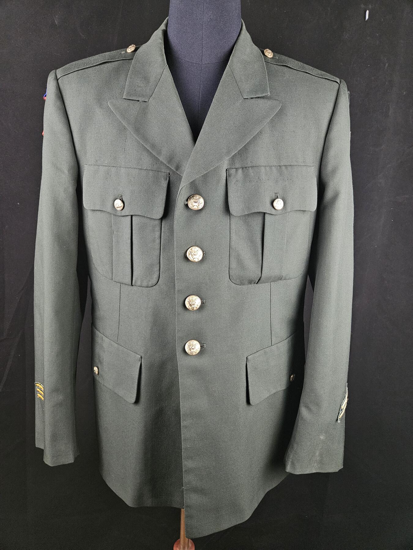 0元起拍勋章 第335期 咸鱼国勋章拍卖专场 2月25日（周三）下午6：00开始 美国陆军士官礼服一套 裤子马裤呢面料 胸围102 肩宽48 衣长76 袖长60 腰围83 裤长104