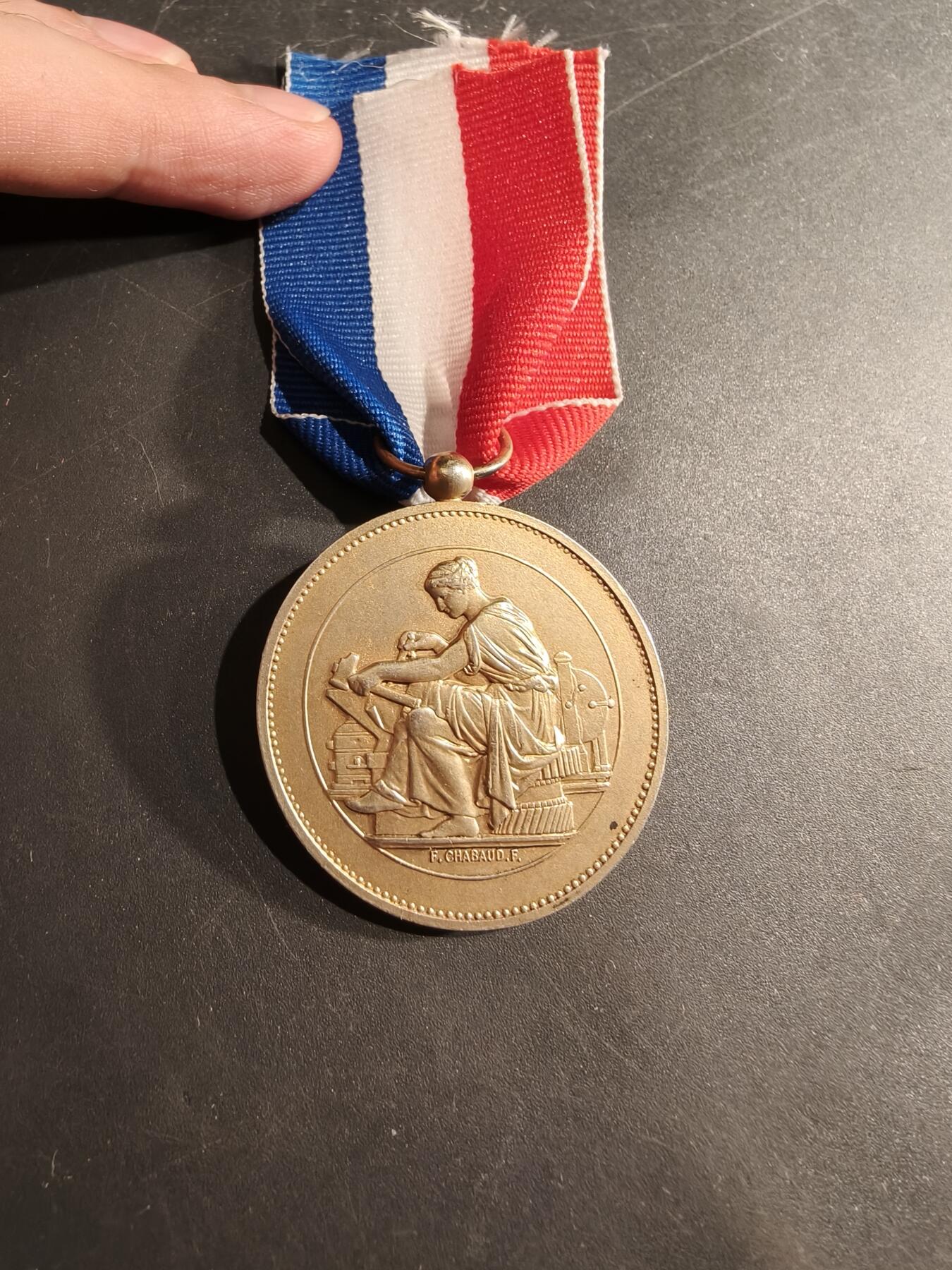 老王徽章第184期 法国金级鲁昂工业协会奖章     950银镀金     27.3g