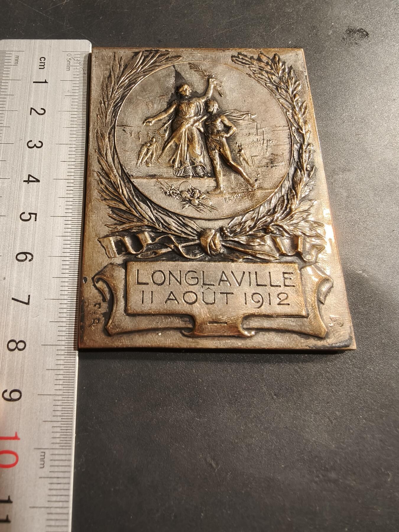 老王徽章第184期 法国隆拉威尔市方形大铜章     大师Rasumny作品     尺寸82×60mm     重量132.5g