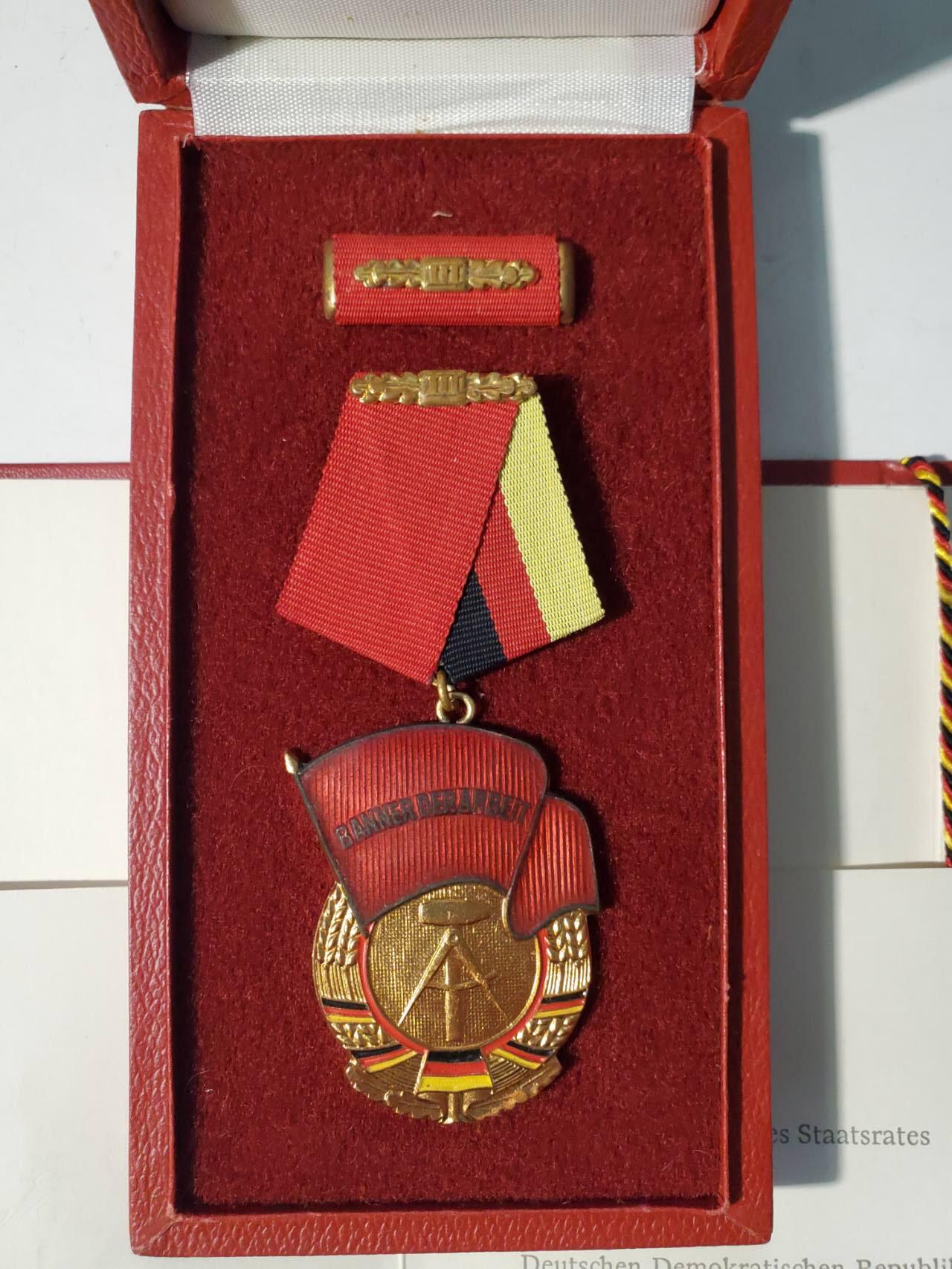 韵星假日军品类拍卖第42期 -- Rimey Holidays Militaria Auction 42 民主德国三级劳动红旗勋章盒略一套带证书，授予证明 实发好品 工战队军官事迹