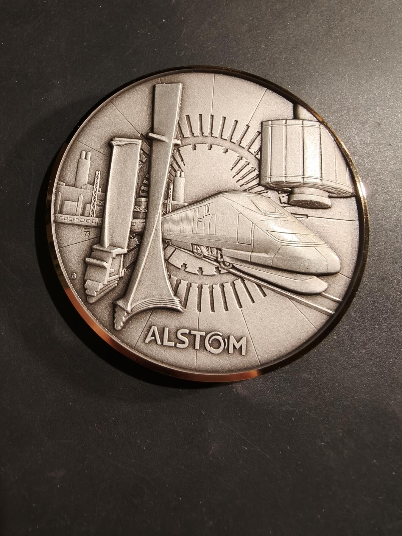 老王徽章第184期 法国贝尔福市阿尔斯通高速列车镀银大铜章    原盒     贝尔福市代表为贝尔福雄狮     直径80mm     重量250.9g