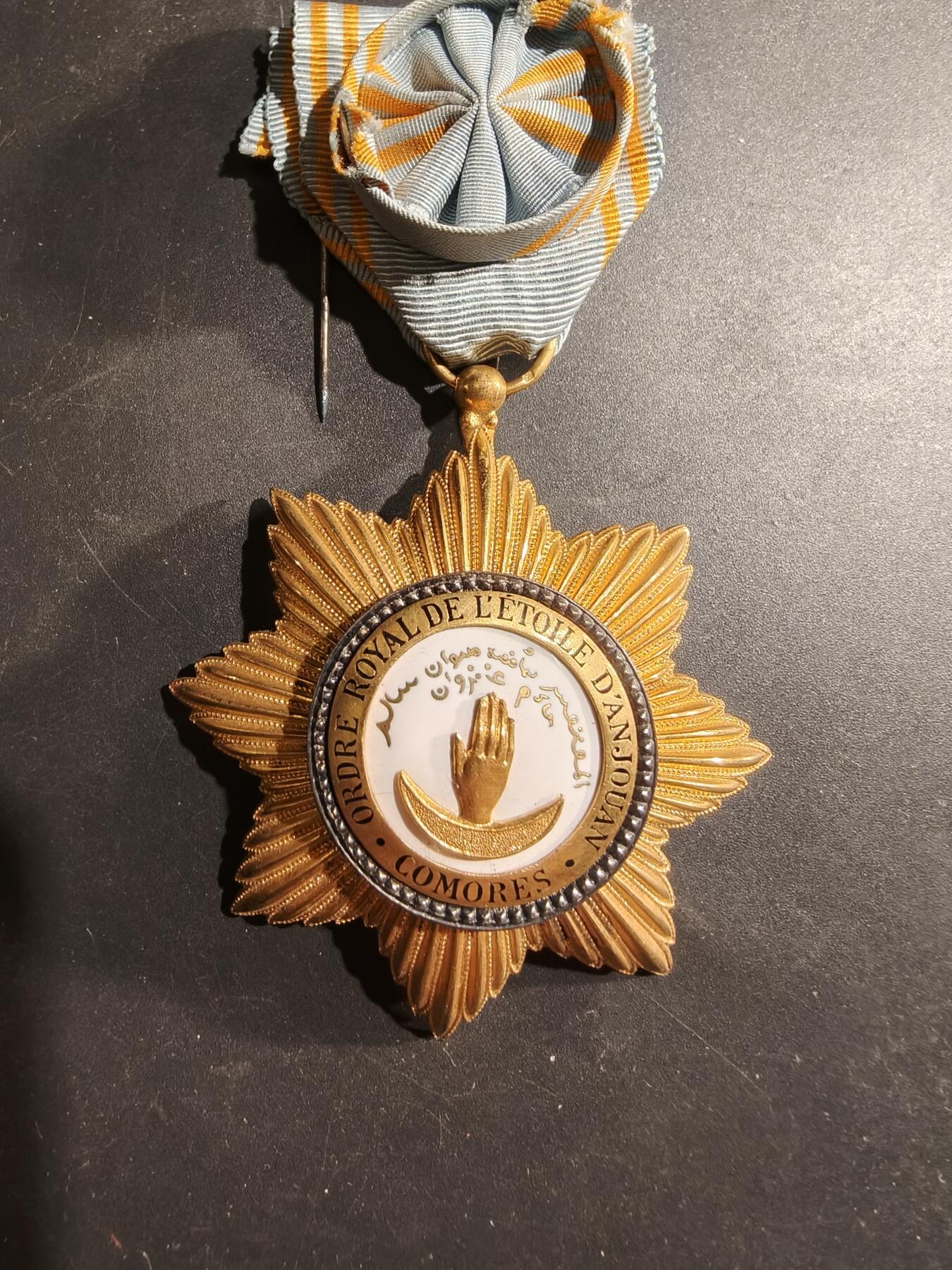 老王徽章第184期 法属科摩罗昂儒昂之星勋章   原盒      法国Chobillon代工