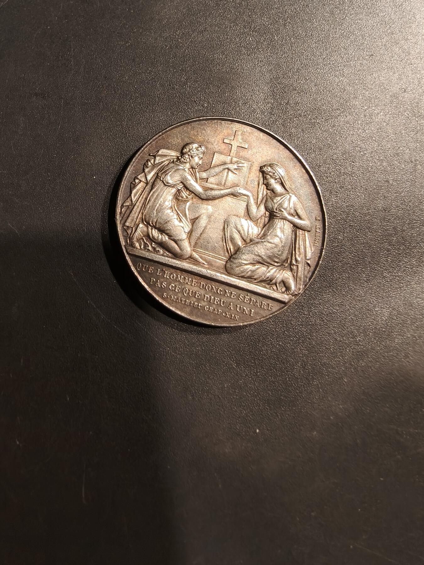 老王徽章第184期 法国婚章   950银    直径30mm    重量14.1g