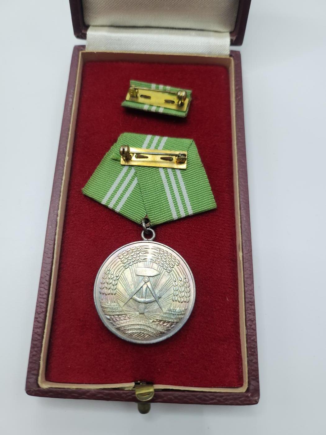 南水社第二次拍卖 德意志民主共和国人民警察忠诚服役奖章（二级/银级） 盒略齐全品相完好