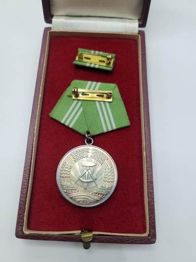 南水社第二次拍卖 德意志民主共和国人民警察忠诚服役奖章（二级/银级） 盒略齐全品相完好