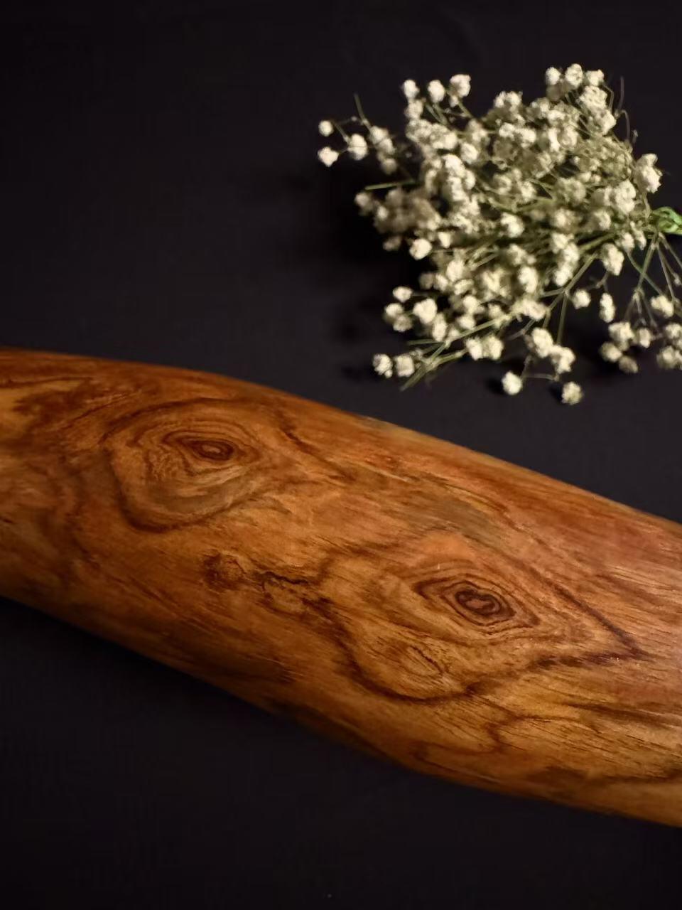 零元拍：NO.3终于在节前收到这批送出去加工的海南黄花梨随型把玩棍横财，这也许就是玩木头的乐趣吧，每一个花纹都独一无二，是自然与匠心的完美邂逅。 它保留了木材最本真的曲线，每一处起伏都像是时光在木头上留下的指纹。尺寸：405/65/35MM