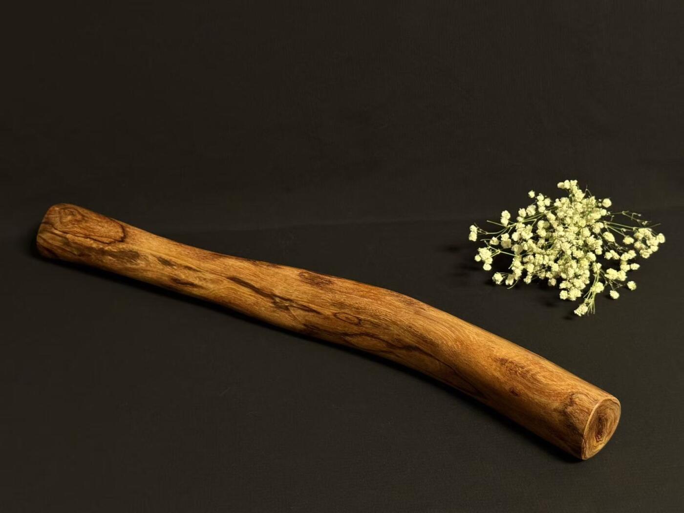 零元拍：NO.1终于在节前收到这批送出去加工的海南黄花梨随型把玩棍横财，这也许就是玩木头的乐趣吧，每一个花纹都独一无二，是自然与匠心的完美邂逅。 它保留了木材最本真的曲线，每一处起伏都像是时光在木头上留下的指纹。尺寸：545/50/35MM