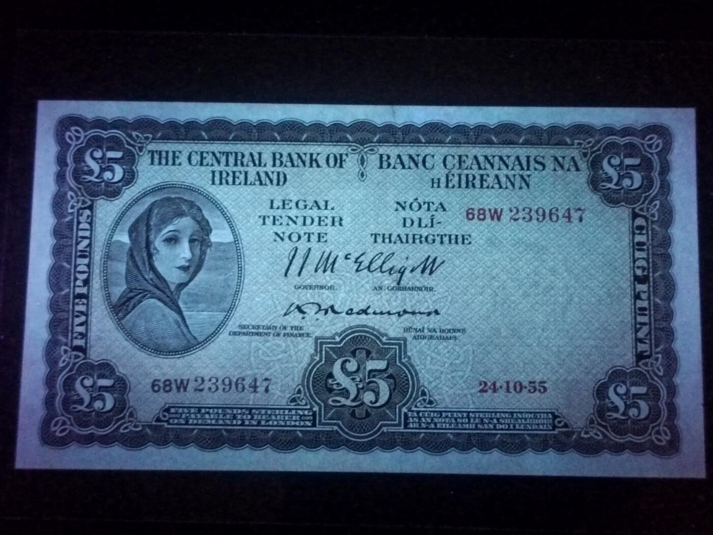 【年后首拍！】2026二月第三期，总217期 爱尔兰1955年5镑流通好品XF，早期下方有英爱两国货币互换协议的版本，爱尔兰人格化象征“拉维利夫人”