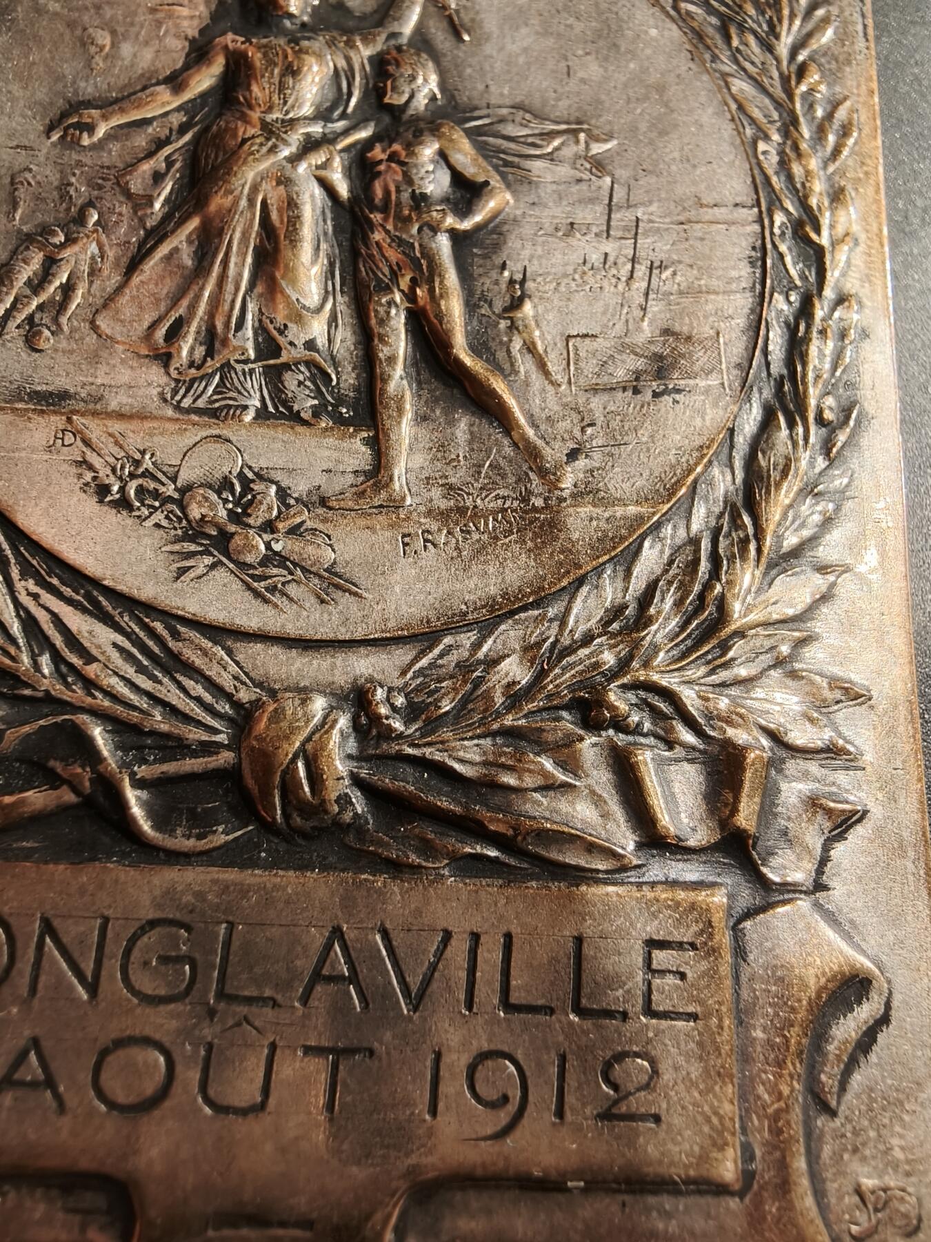 老王徽章第184期 法国隆拉威尔市方形大铜章     大师Rasumny作品     尺寸82×60mm     重量132.5g