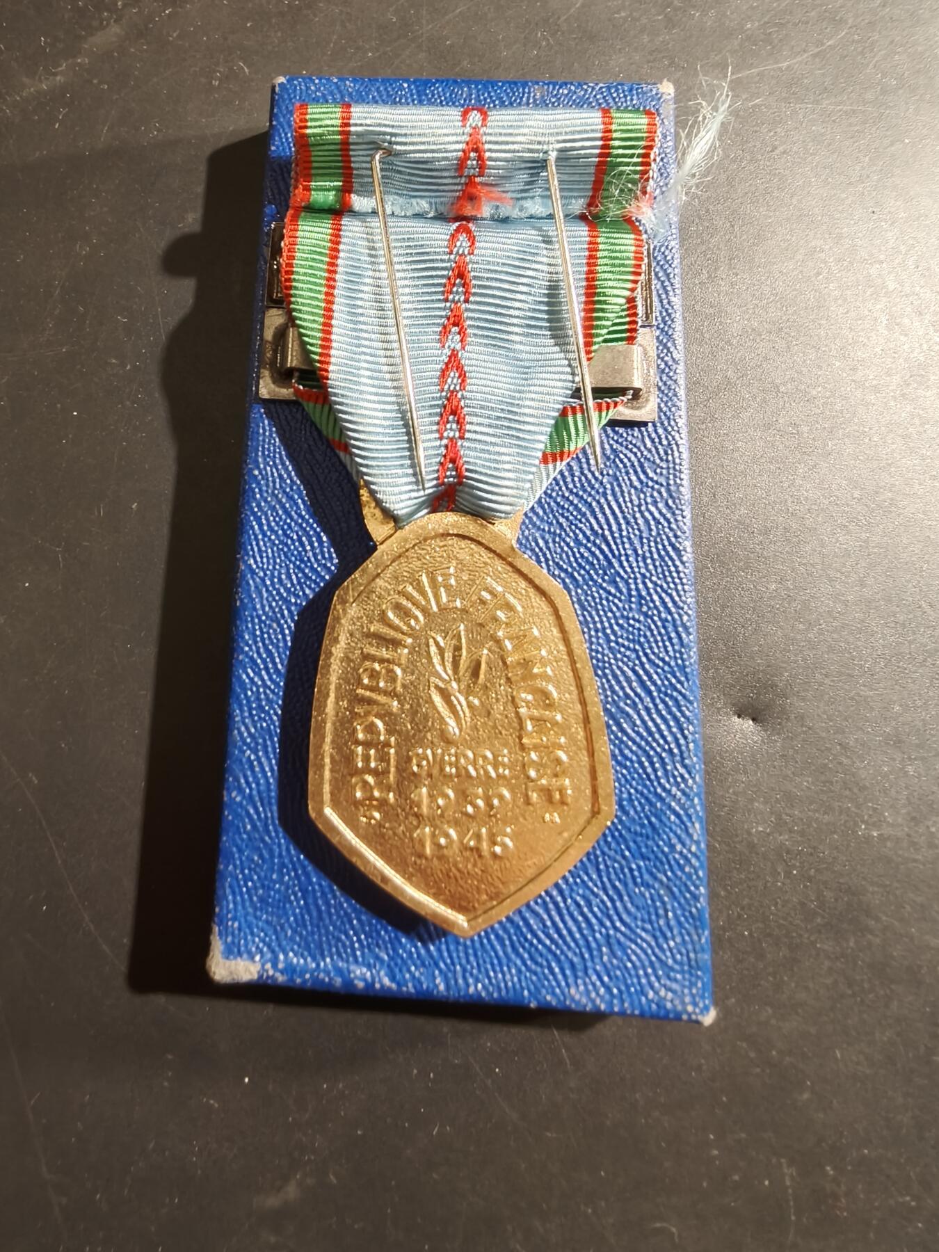 老王徽章第184期 法国二战纪念章    带盒子   少见北海勋条和挪威勋条