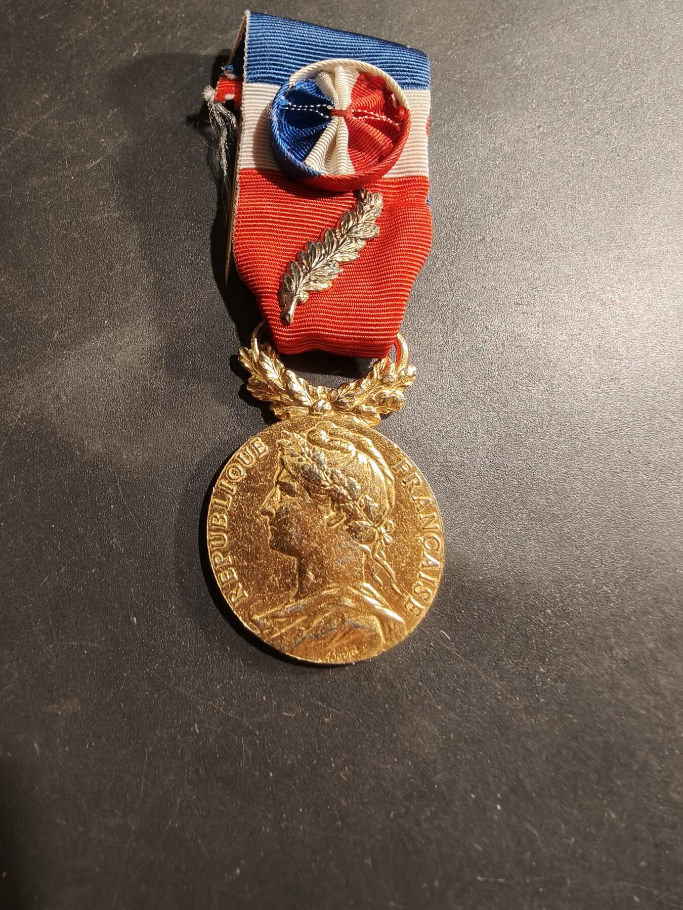 老王徽章第184期 法国金级劳工奖章    1988年实发   925银镀金    金棕榈勋饰     15.8g