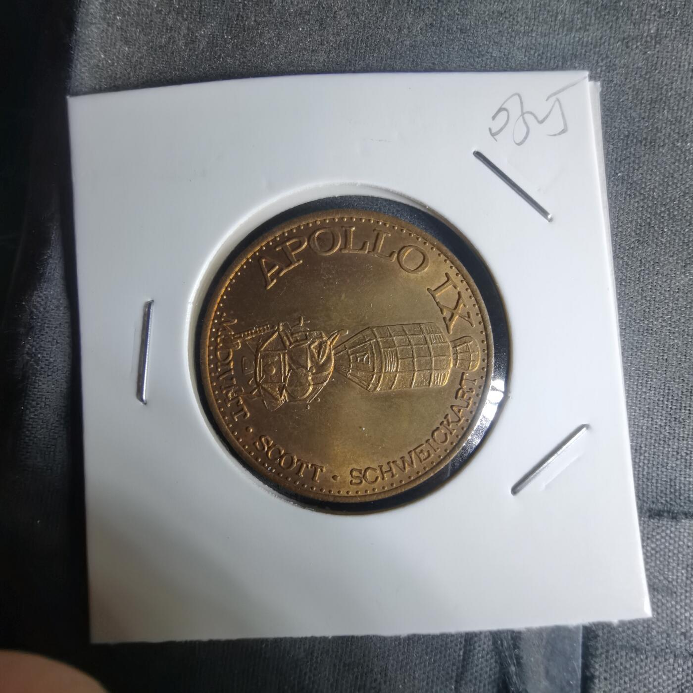 沼泽如烟--第1003场 航天纪念章