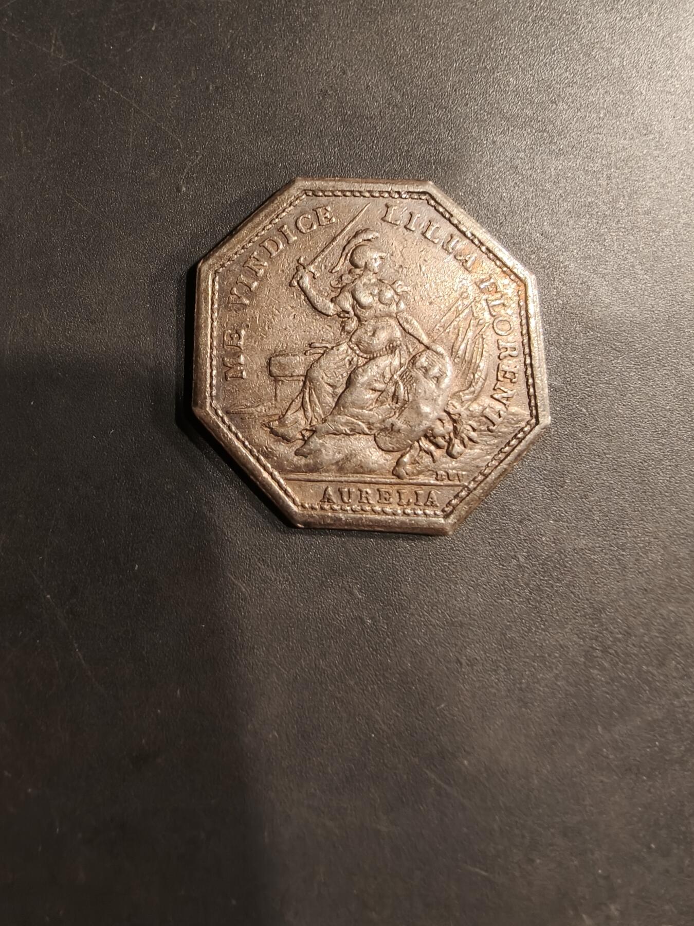 老王徽章第184期 法国1780年奥尔良市政厅八角银章     950银原铸无边铭   正面为奥尔良守护者，手持剑盾的圣女贞德      直径32mm    重量13.2g