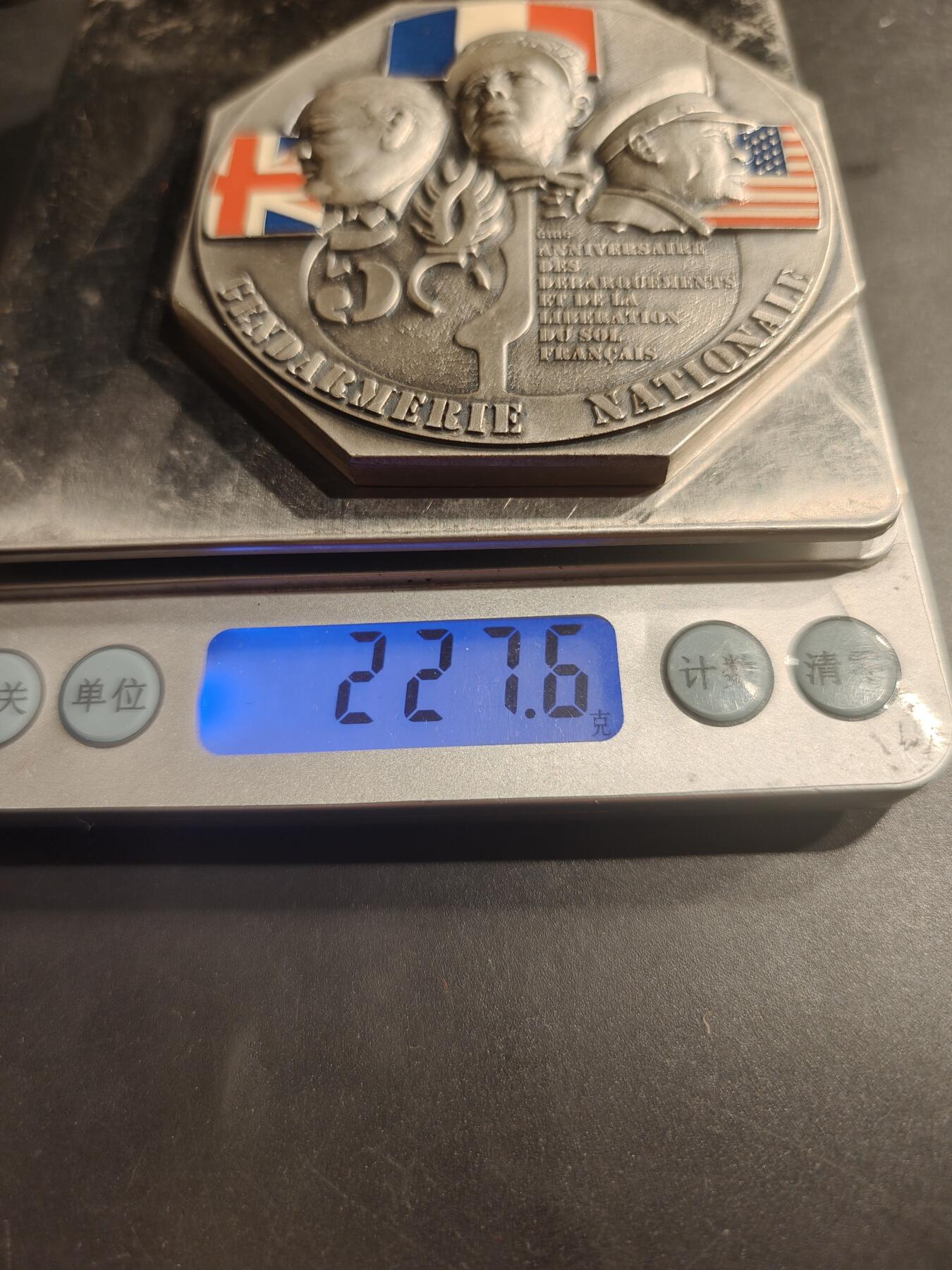 老王徽章第184期 法国国家宪兵队纪念法国登陆和解放50周年八角镀银大铜章     直径72mm     重量227.2g