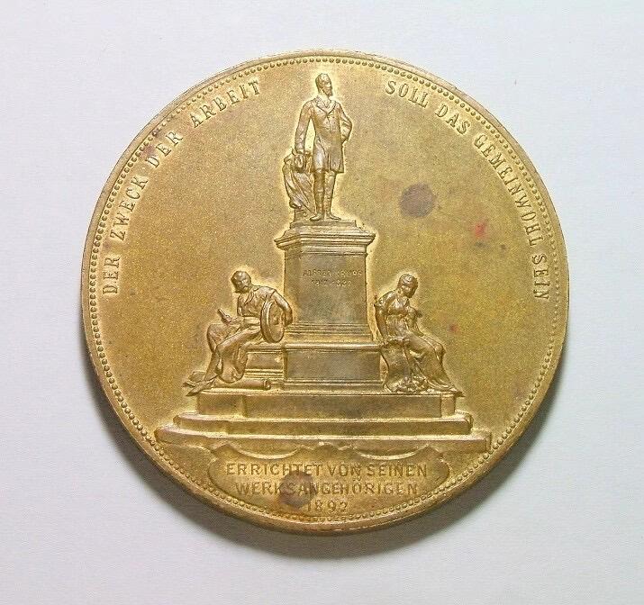 【旋风钱币】2月22日19:00准时开拍 精美欧洲币章、银币银章、第三帝国钱币、手串手镯紫砂壶等 全场包邮！ 【艺术】德国艺术大章1892年 克虏伯军火商父子及雕像高浮雕大镀金章 42MM