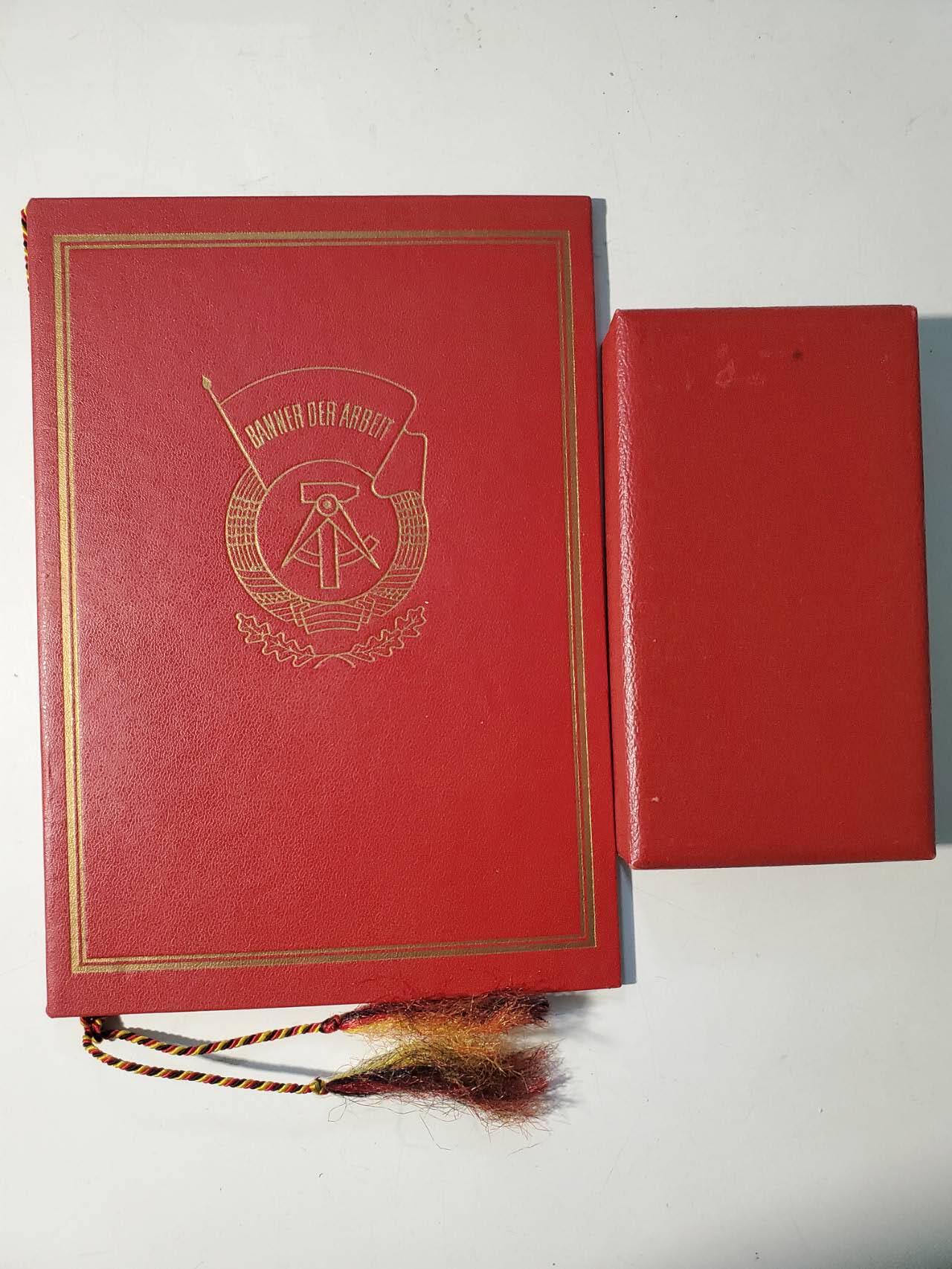 韵星假日军品类拍卖第42期 -- Rimey Holidays Militaria Auction 42 民主德国三级劳动红旗勋章盒略一套带证书，授予证明 实发好品 工战队军官事迹