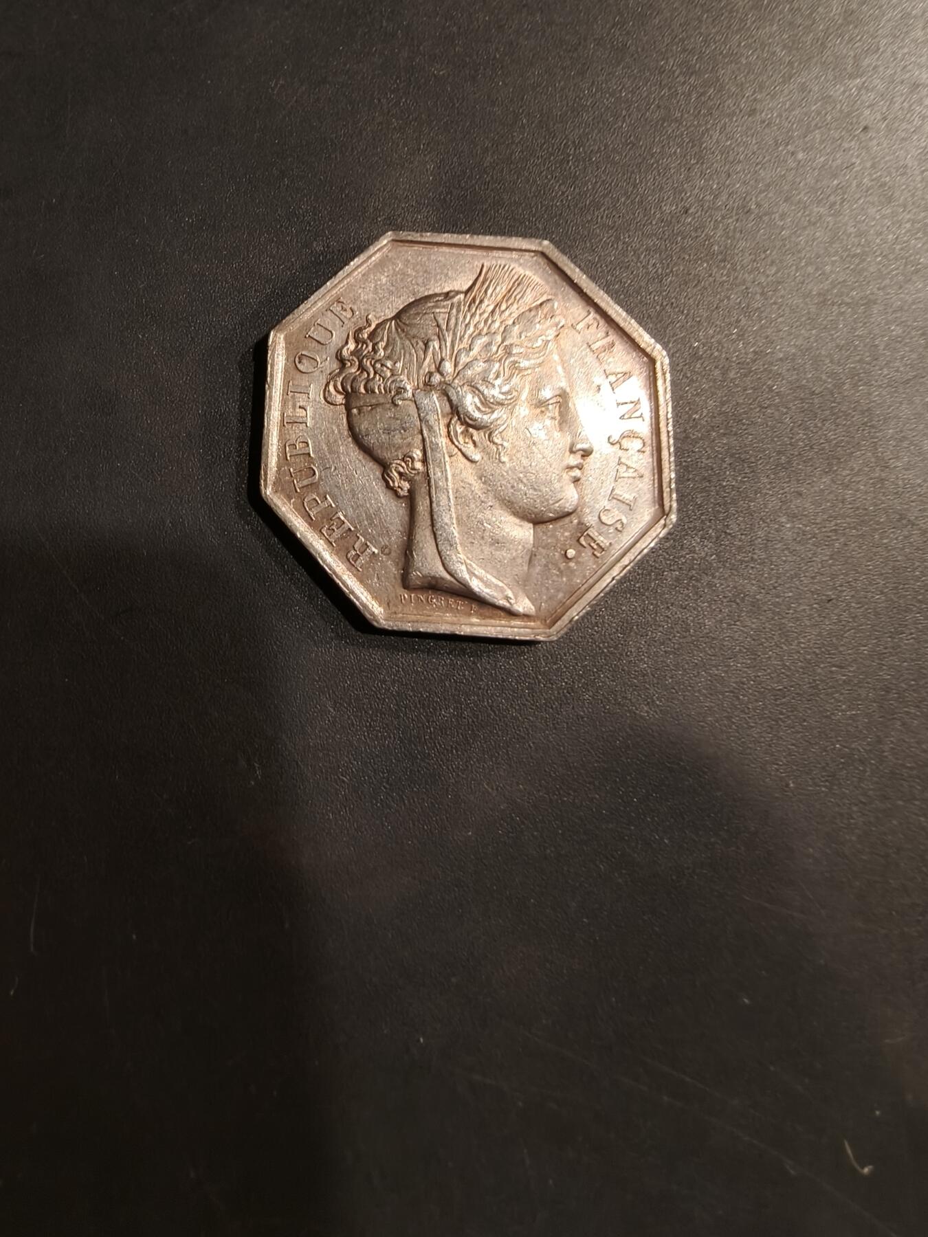 老王徽章第184期 法国1879年奥尔良民事法庭诉讼代理人八角银章     950银蜜蜂标     直径29mm    重量15.3g