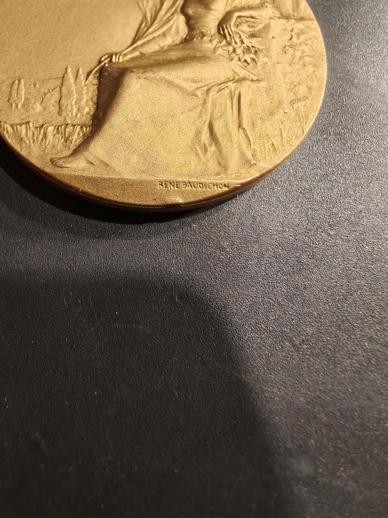 老王徽章第184期 法国1925年第32届拉罗谢尔地区节日镀金大铜章    原盒     勒内鲍迪雄作品     直径46mm     重量41.7g