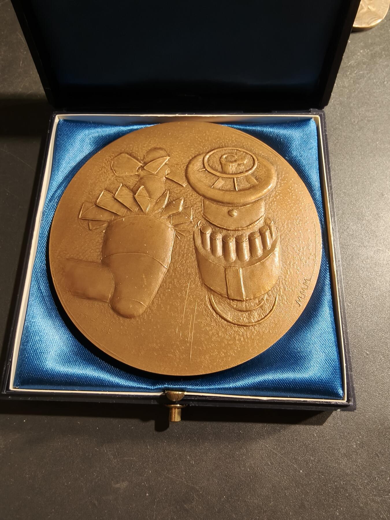 老王徽章第184期 法国1879年至1979年阿尔斯通-大西洋公司贝尔福工厂成立一百周年大铜章     原盒     直径80mm     重量250g