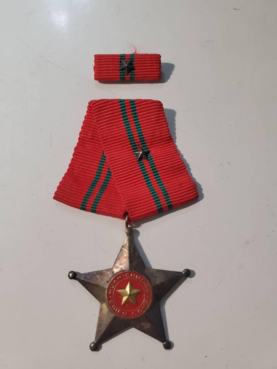 韵星假日军品类拍卖第42期 -- Rimey Holidays Militaria Auction 42 越南民主共和国（北越）三级战功勋章带略一套 白铜镀银版本 越战时期