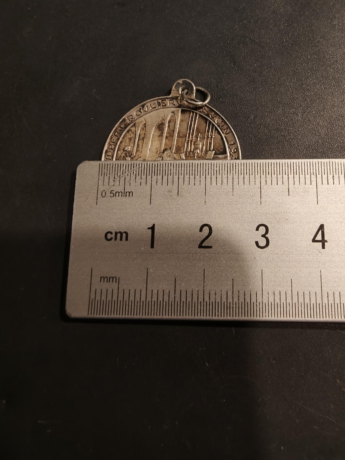 老王徽章第184期 法国初领圣体纪念章     螃蟹银标    直径27mm    重量3.2g