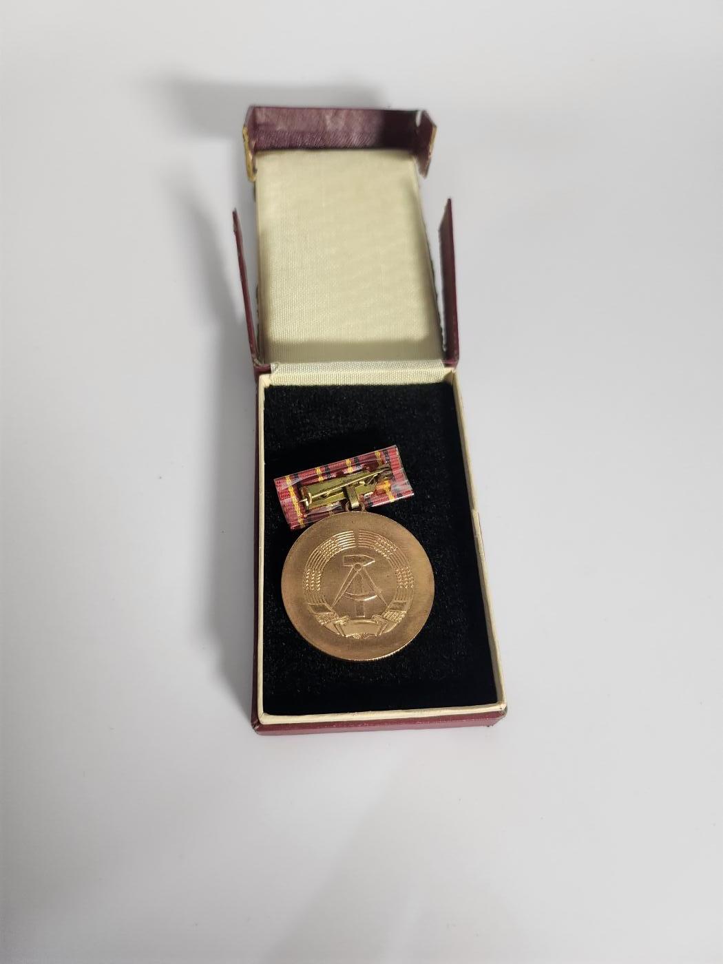 南水社第二次拍卖 民主德国社会活动家奖章 章体完好 盒子商鞅品相