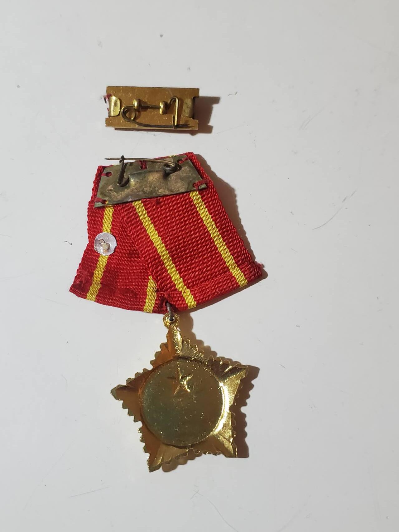 韵星假日军品类拍卖第42期 -- Rimey Holidays Militaria Auction 42 越南社会主义共和国一级抗战勋章带略一套 库存品相 高等级