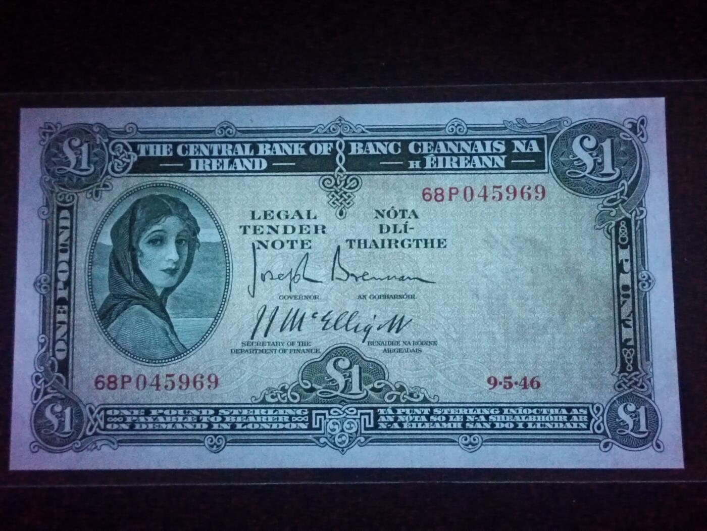 【年后首拍！】2026二月第三期，总217期 爱尔兰1946年1镑UNC-，早期下方有英爱两国货币互换协议的版本，爱尔兰人格化象征“拉维利夫人”