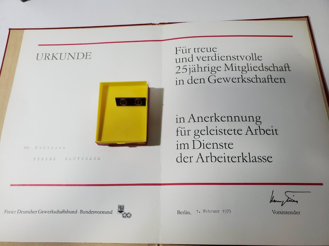 韵星假日军品类拍卖第42期 -- Rimey Holidays Militaria Auction 42 民主德国工会25年荣誉成员证章证书带连续获得两次个人积极劳动分子证章一套