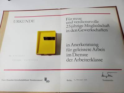韵星假日军品类拍卖第42期 -- Rimey Holidays Militaria Auction 42 - 民主德国工会25年荣誉成员证章证书带连续获得两次个人积极劳动分子证章一套