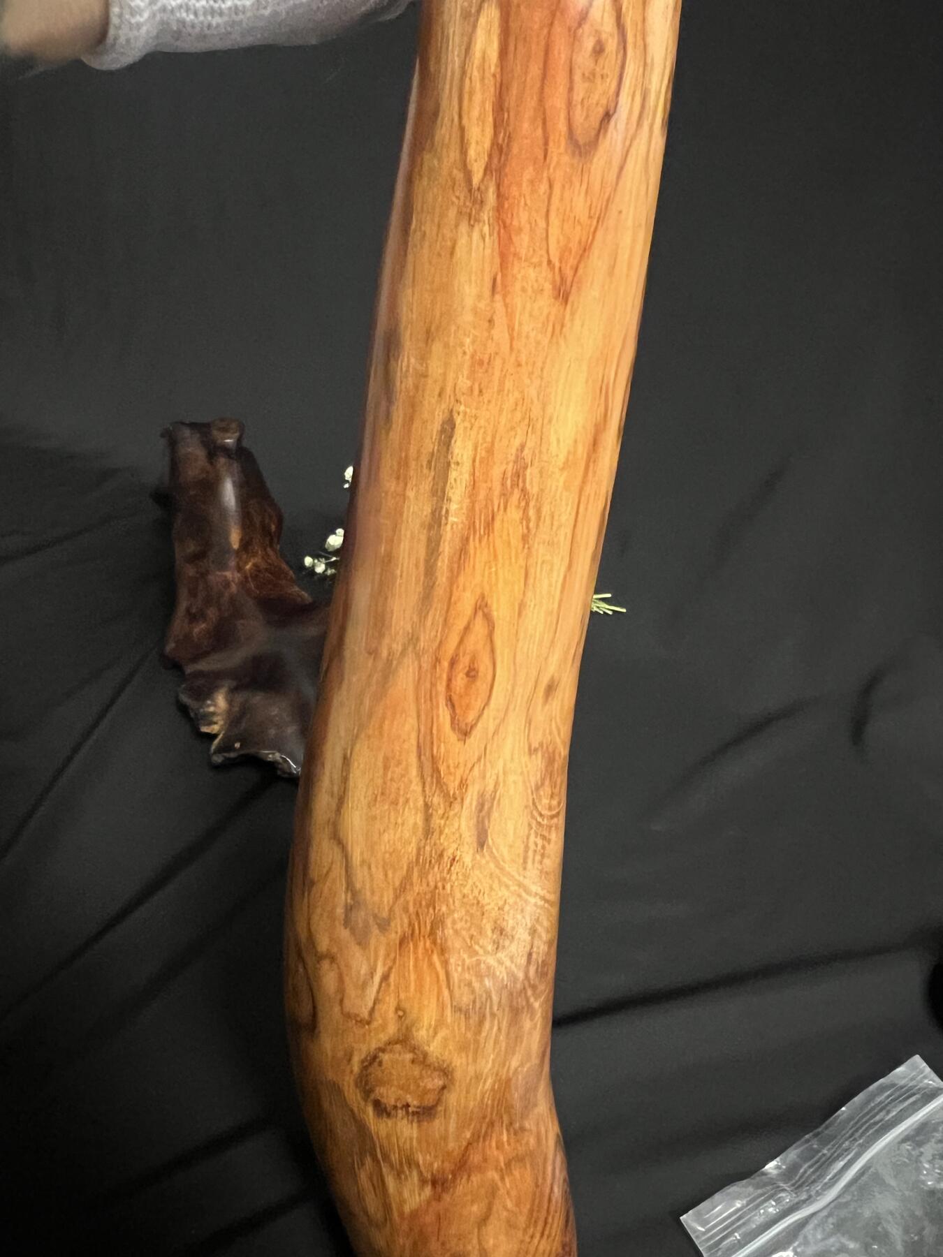 零元拍：NO.3终于在节前收到这批送出去加工的海南黄花梨随型把玩棍横财，这也许就是玩木头的乐趣吧，每一个花纹都独一无二，是自然与匠心的完美邂逅。 它保留了木材最本真的曲线，每一处起伏都像是时光在木头上留下的指纹。尺寸：405/65/35MM