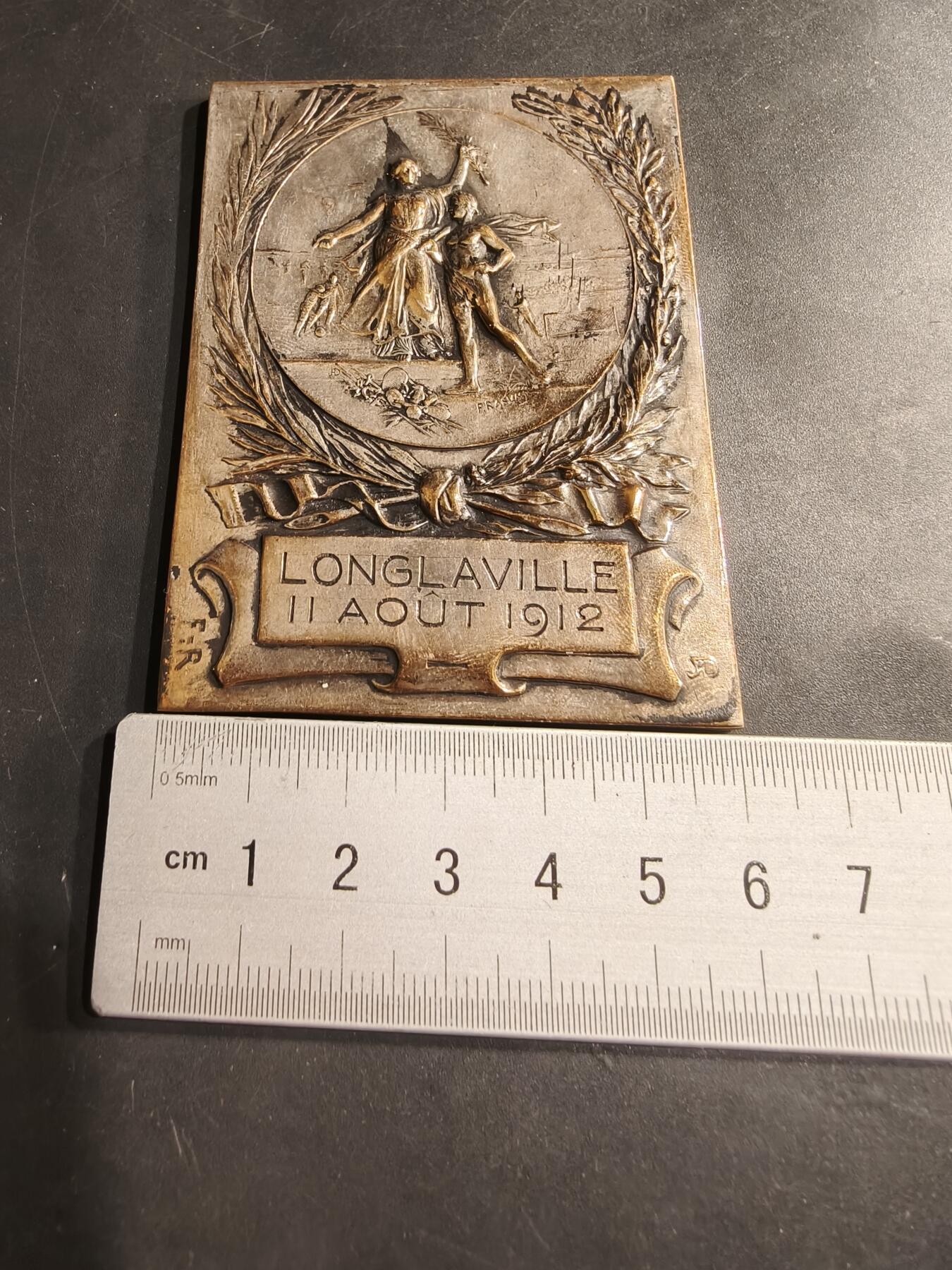 老王徽章第184期 法国隆拉威尔市方形大铜章     大师Rasumny作品     尺寸82×60mm     重量132.5g