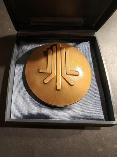 老王徽章第184期 - 法国电机和电子工业联合会大铜章     1988年     原盒盒子无内衬      直径60mm     重量196.3g