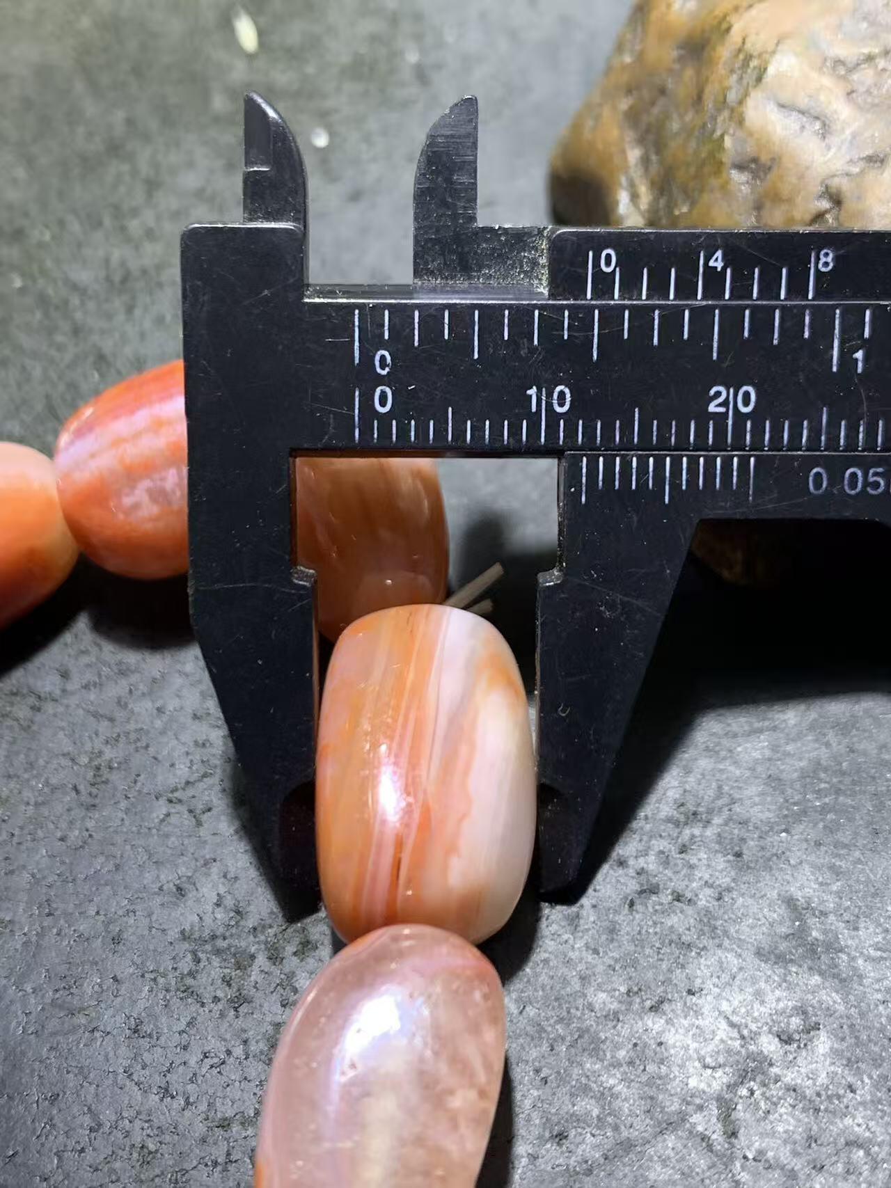 川料红白南红玛瑙随形单圈手串一条，