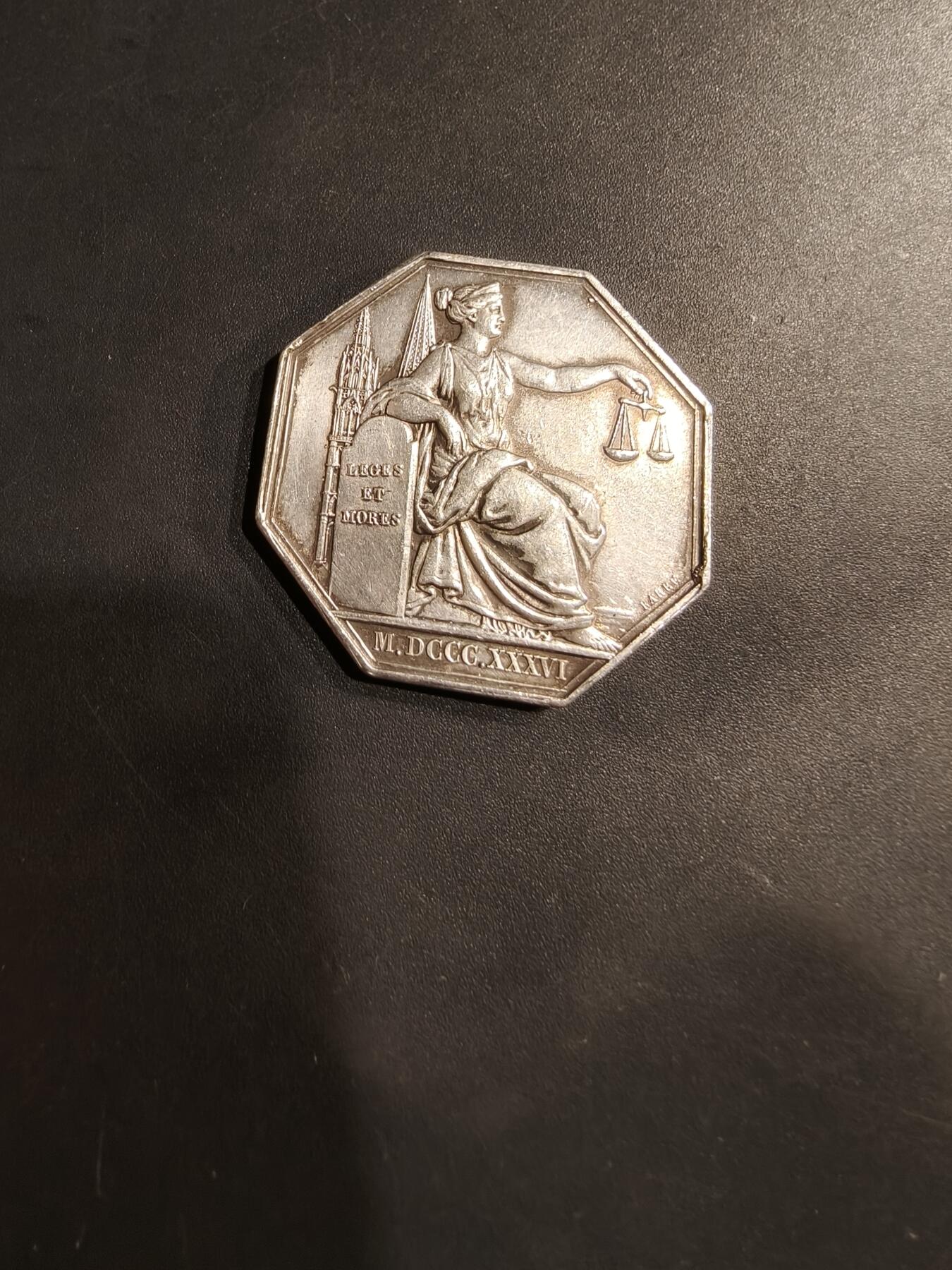 老王徽章第184期 法国沙特尔公证人八角银章     950银    直径31mm    重量14.4g