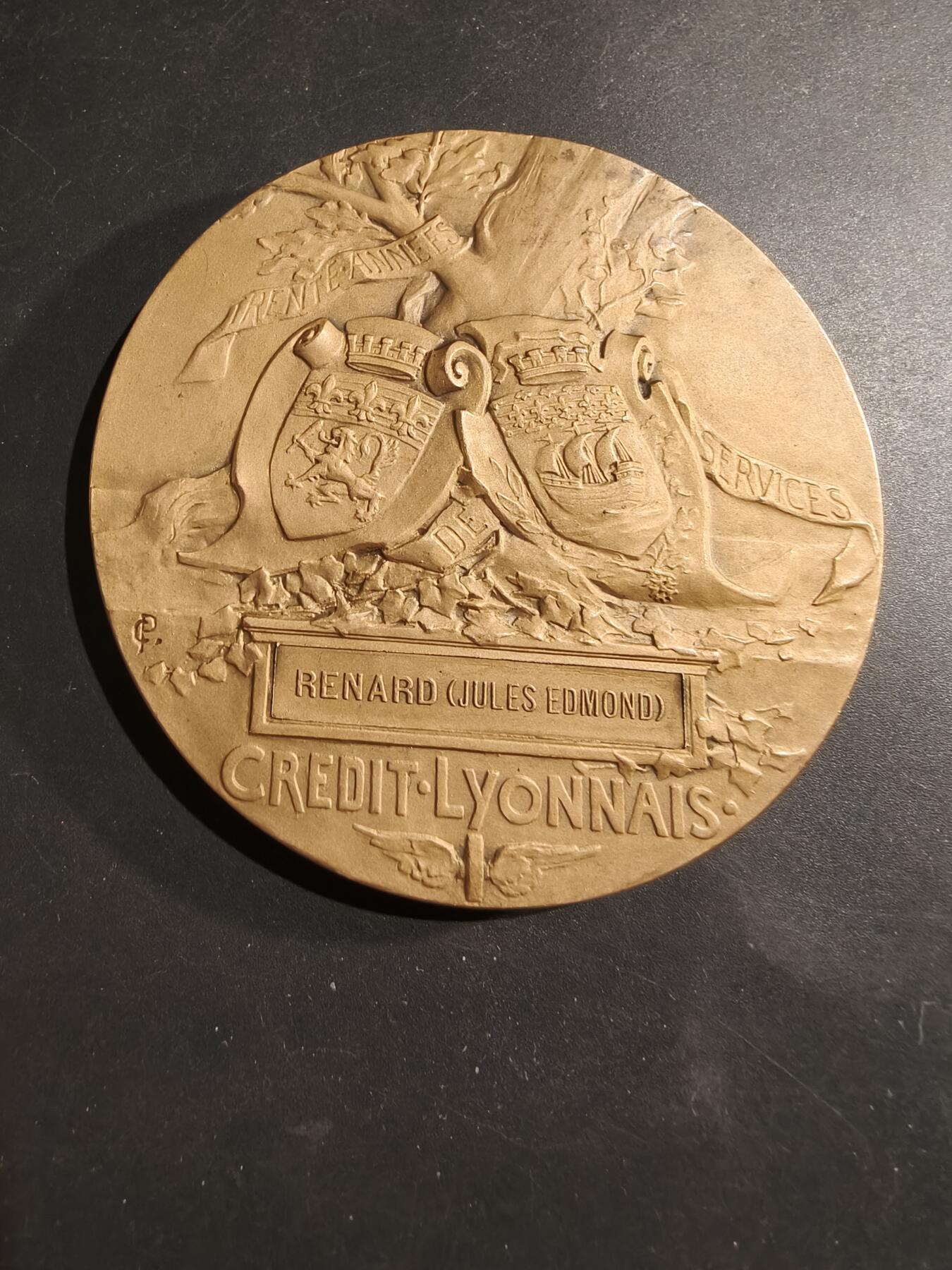 老王徽章第184期 法国里昂信贷银行镀金大铜章    大师皮列作品    带原盒     直径80mm     重量223.6g