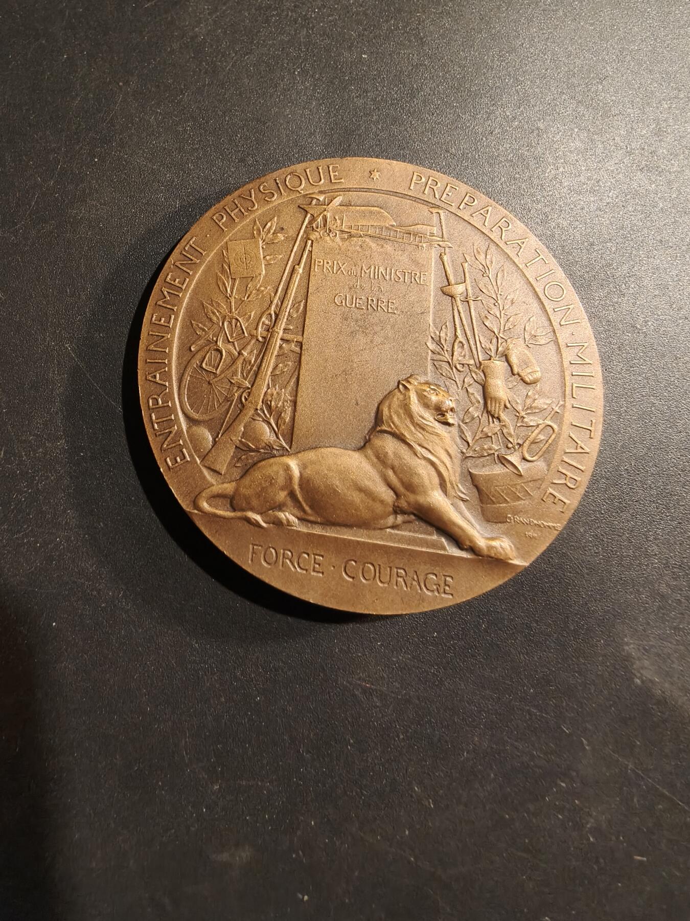 老王徽章第184期 法国战争部战争准备大铜章     原盒     直径50mm    重量63.7g