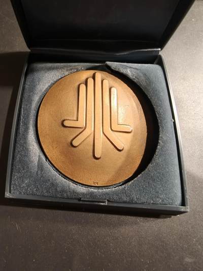 老王徽章第184期 - 法国电机和电子工业联合会大铜章     1988年     原盒盒子内衬损坏      直径60mm     重量192.9g