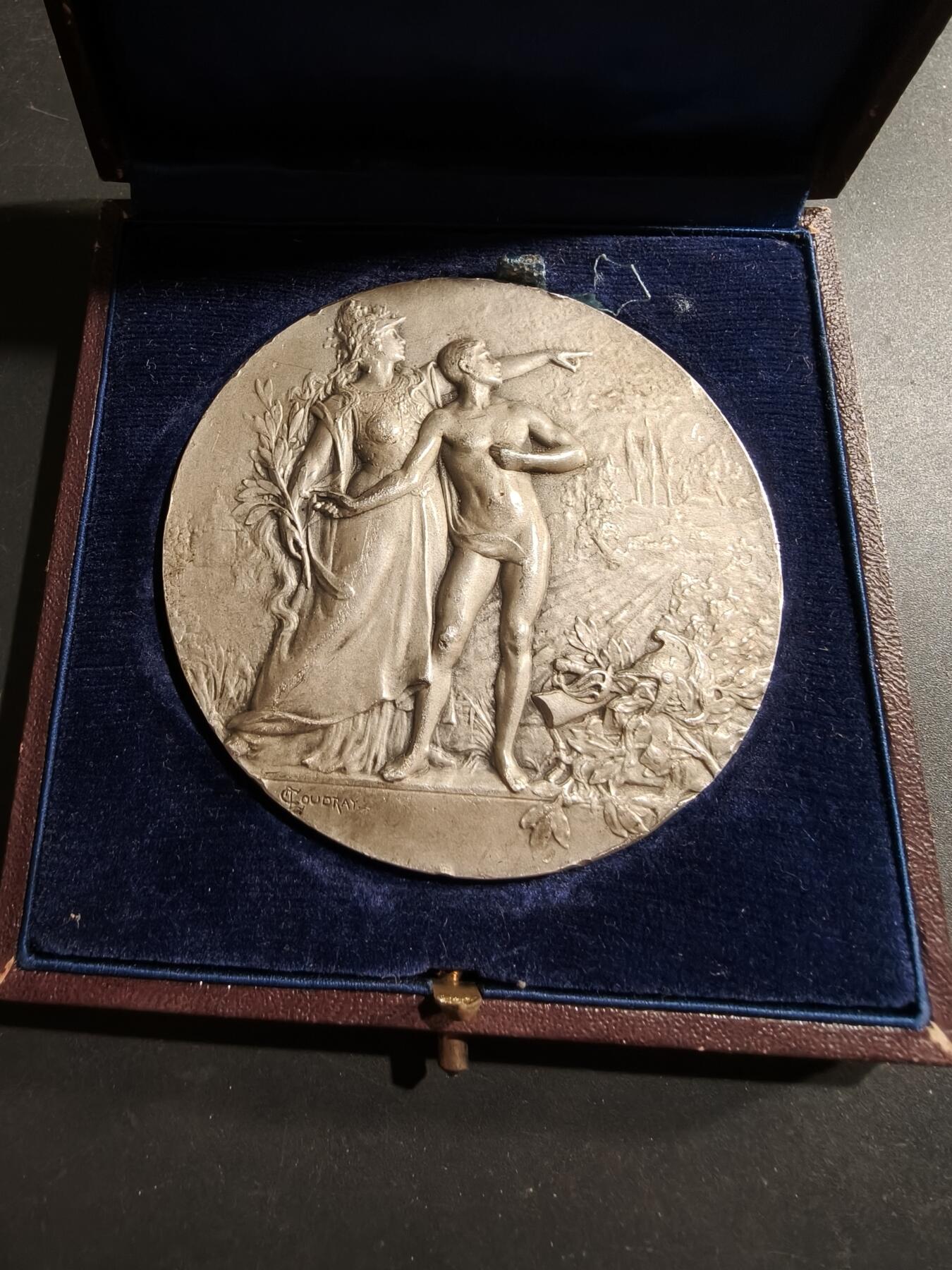 老王徽章第184期 法国瓦丁顿父子公司一战纪念大银章     原盒    950银   大师库德雷作品    直径68mm     重量139.5g